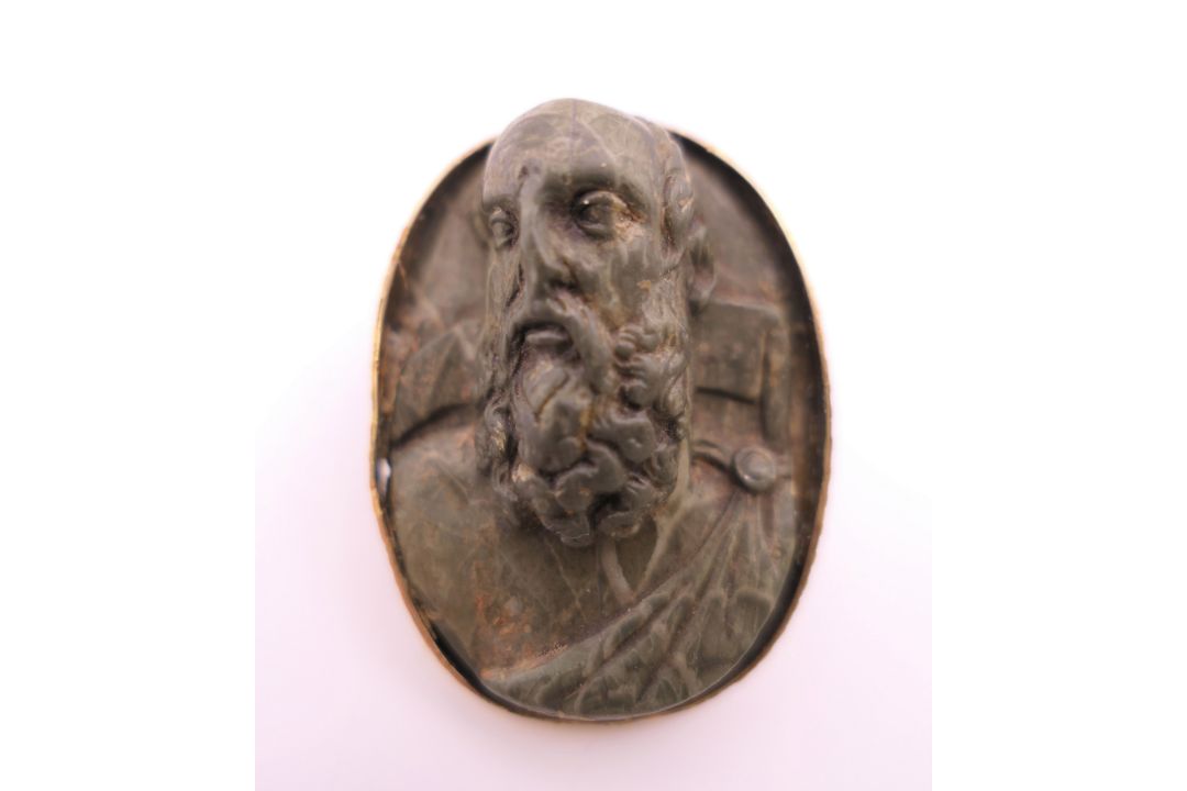 Four antique gold mounted carved stone classical portrait brooches. Three 3.5 cm high, the other 2. - Image 9 of 14