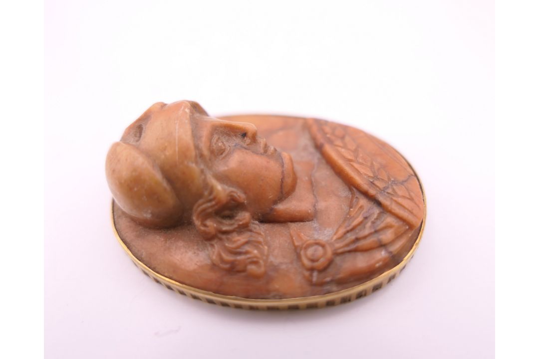Four antique gold mounted carved stone classical portrait brooches. Three 3.5 cm high, the other 2. - Image 7 of 14