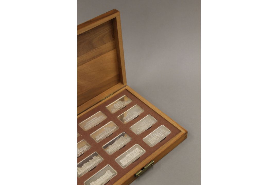 A boxed set of 12 Royal Palaces silver ingots. Each 31.3 grammes. - Image 3 of 5