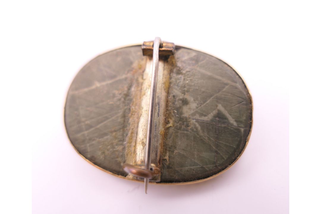 Four antique gold mounted carved stone classical portrait brooches. Three 3.5 cm high, the other 2. - Image 11 of 14