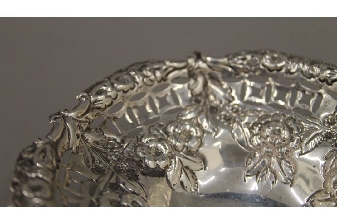A silver bon bon dish, hallmarked Birmingham 1893. 11 cm diameter. 45.4 grammes. - Image 3 of 4