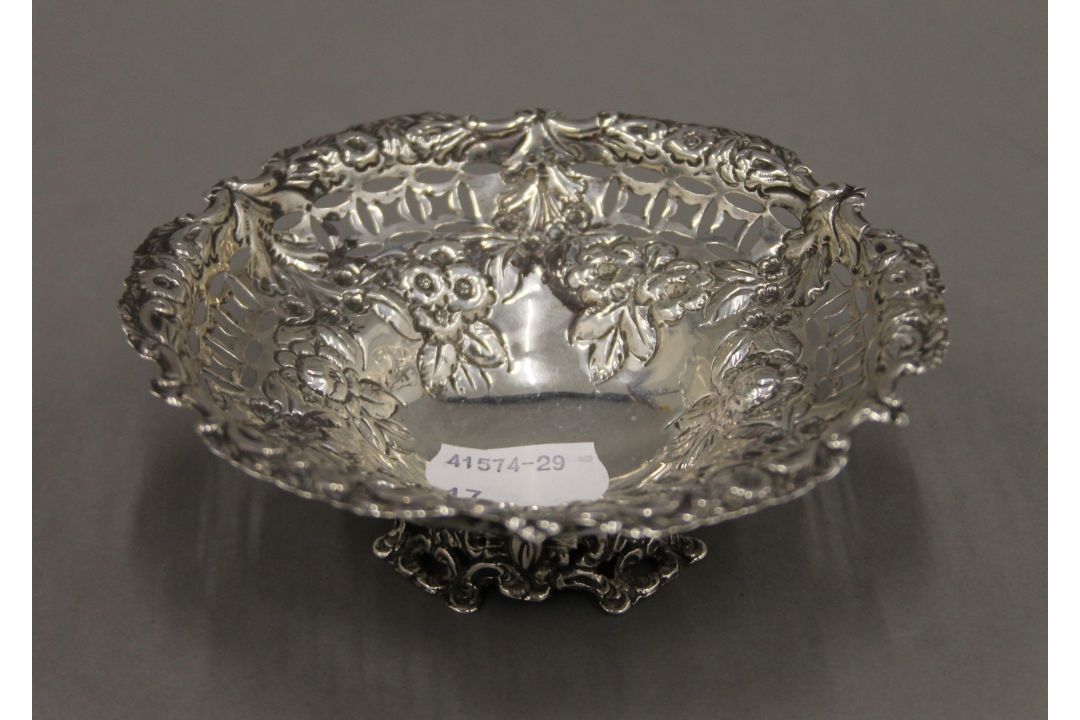 A silver bon bon dish, hallmarked Birmingham 1893. 11 cm diameter. 45.4 grammes. - Image 1 of 4