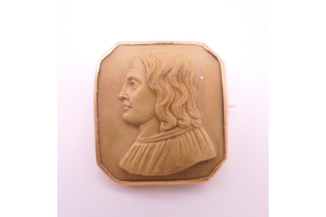 Four antique gold mounted carved stone classical portrait brooches. Three 3.5 cm high, the other 2. - Image 3 of 14