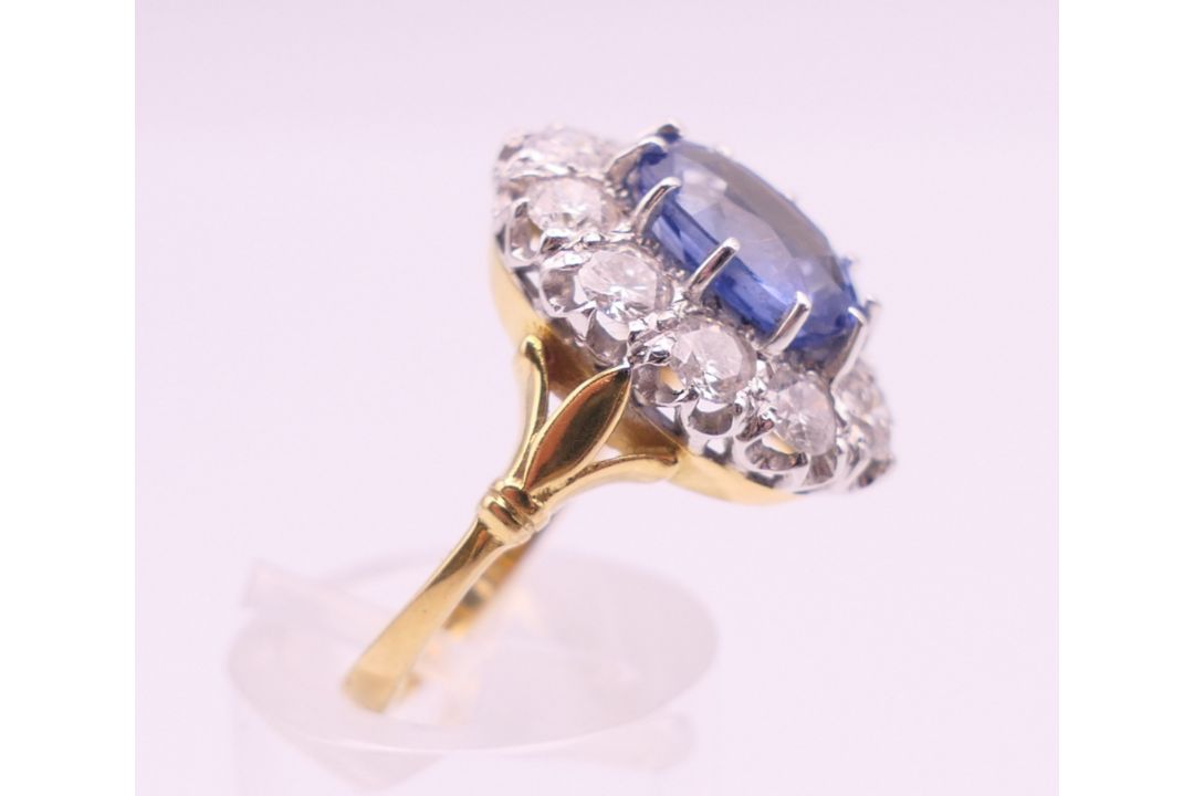 An 18 ct gold and platinum diamond and sapphire ring. - Image 5 of 9