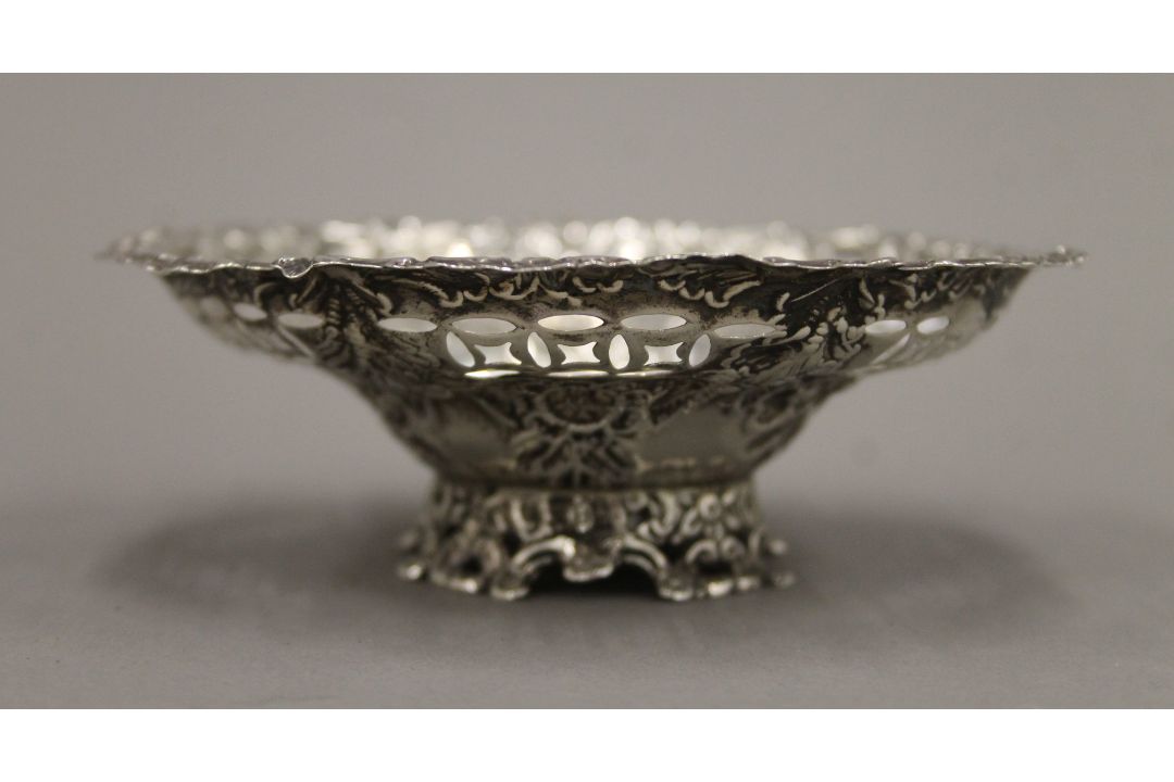 A silver bon bon dish, hallmarked Birmingham 1893. 11 cm diameter. 45.4 grammes. - Image 2 of 4
