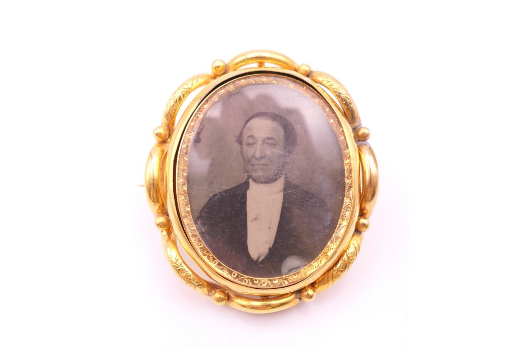 A 19th century unmarked 9 ct gold reversible mourning brooch. 6 cm high. - Image 2 of 5