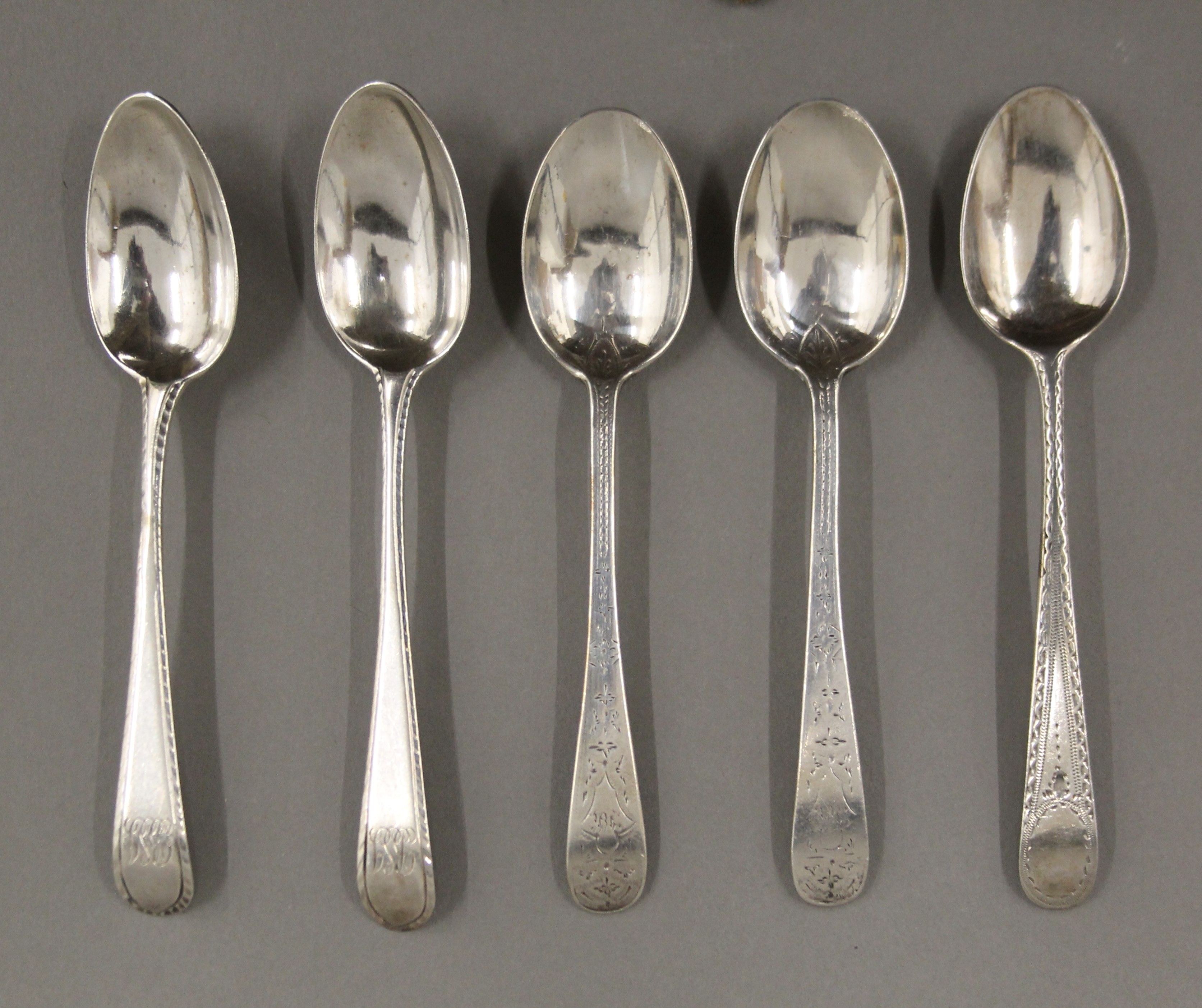 A harlequin set of five silver tea/coffee spoons. 60 grammes. - Image 2 of 7