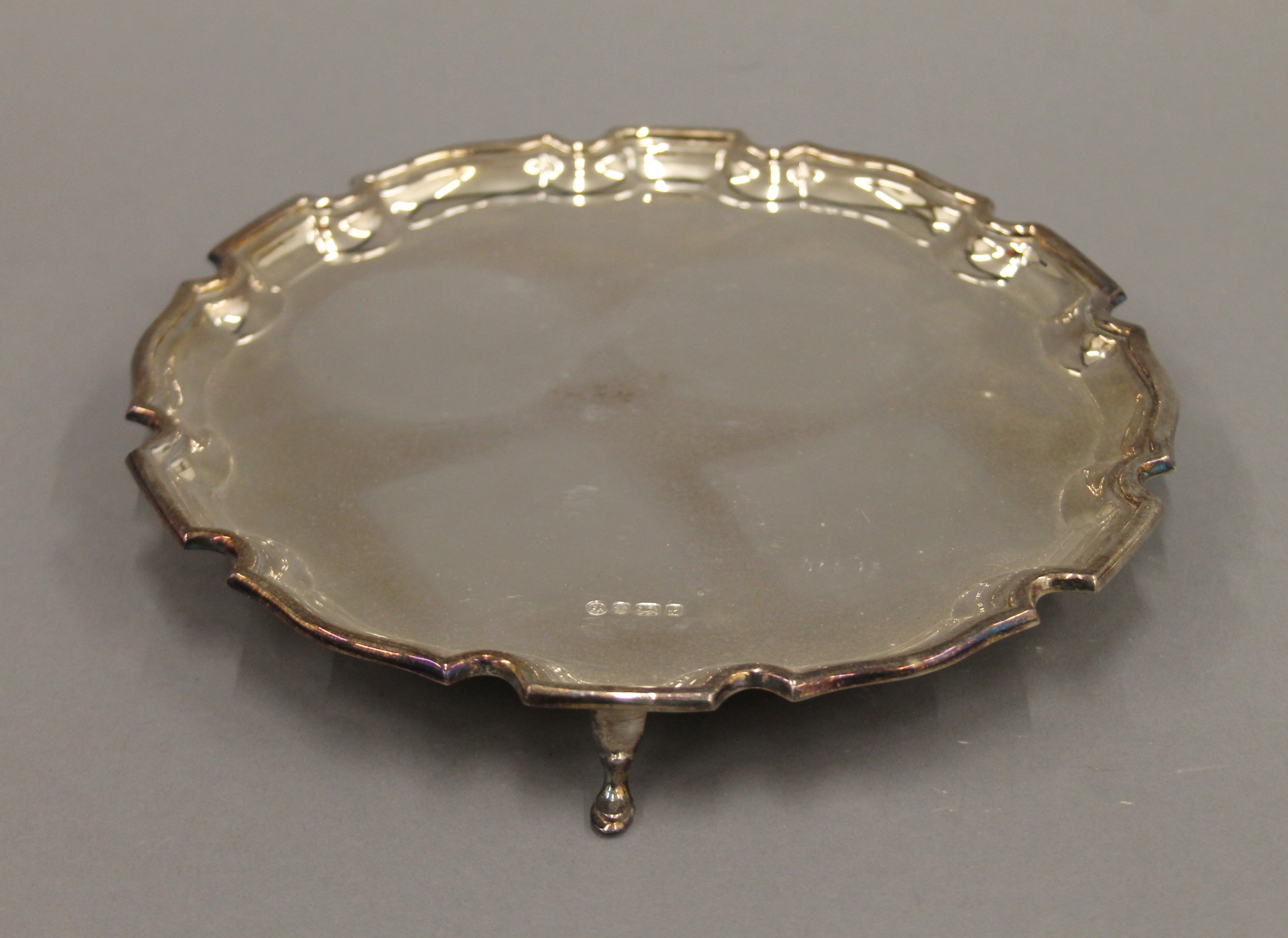A boxed silver salver. 20.5 cm diameter. 327.6 grammes.