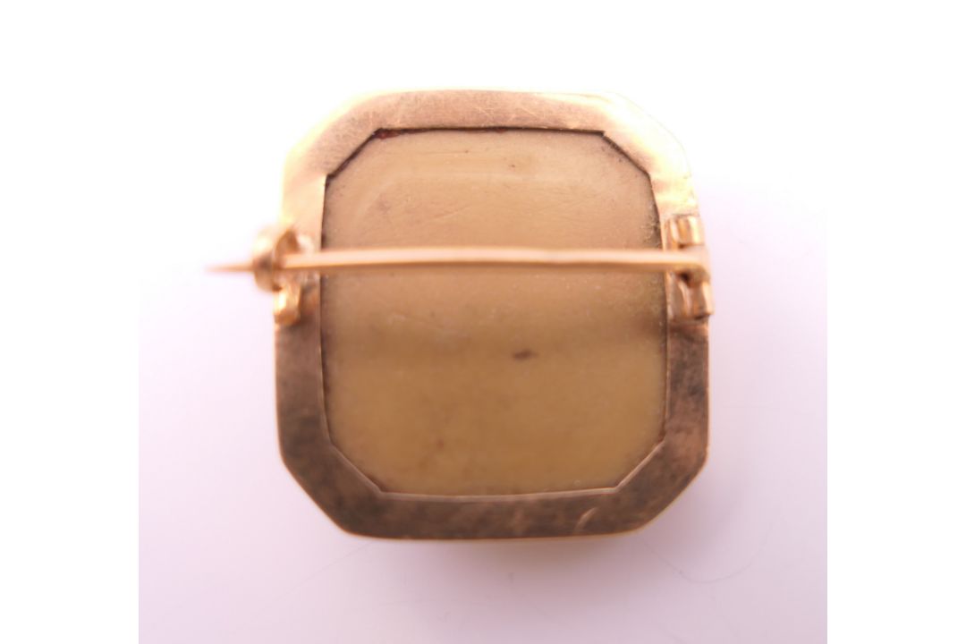 Four antique gold mounted carved stone classical portrait brooches. Three 3.5 cm high, the other 2. - Image 4 of 14
