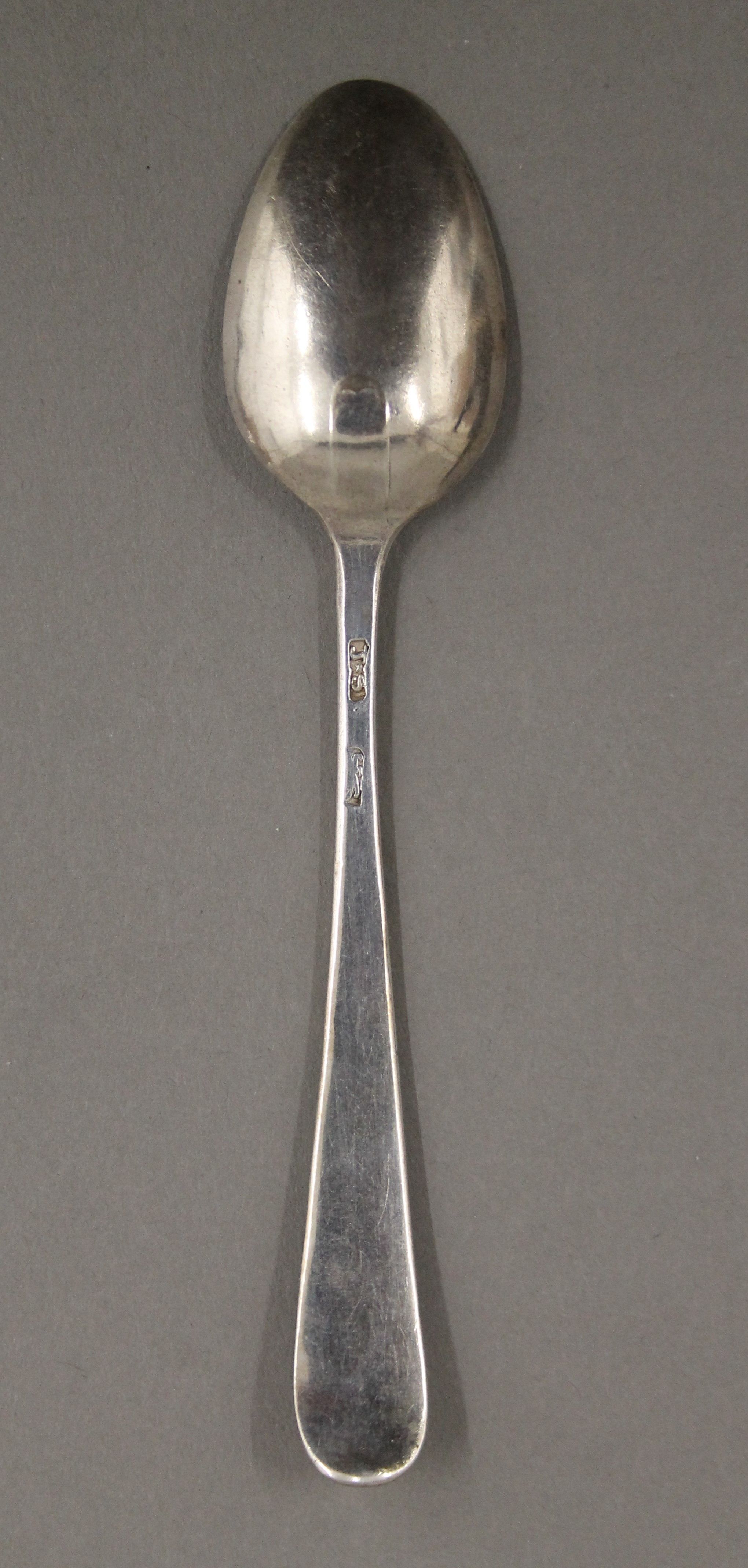 A harlequin set of five silver tea/coffee spoons. 60 grammes. - Image 5 of 7