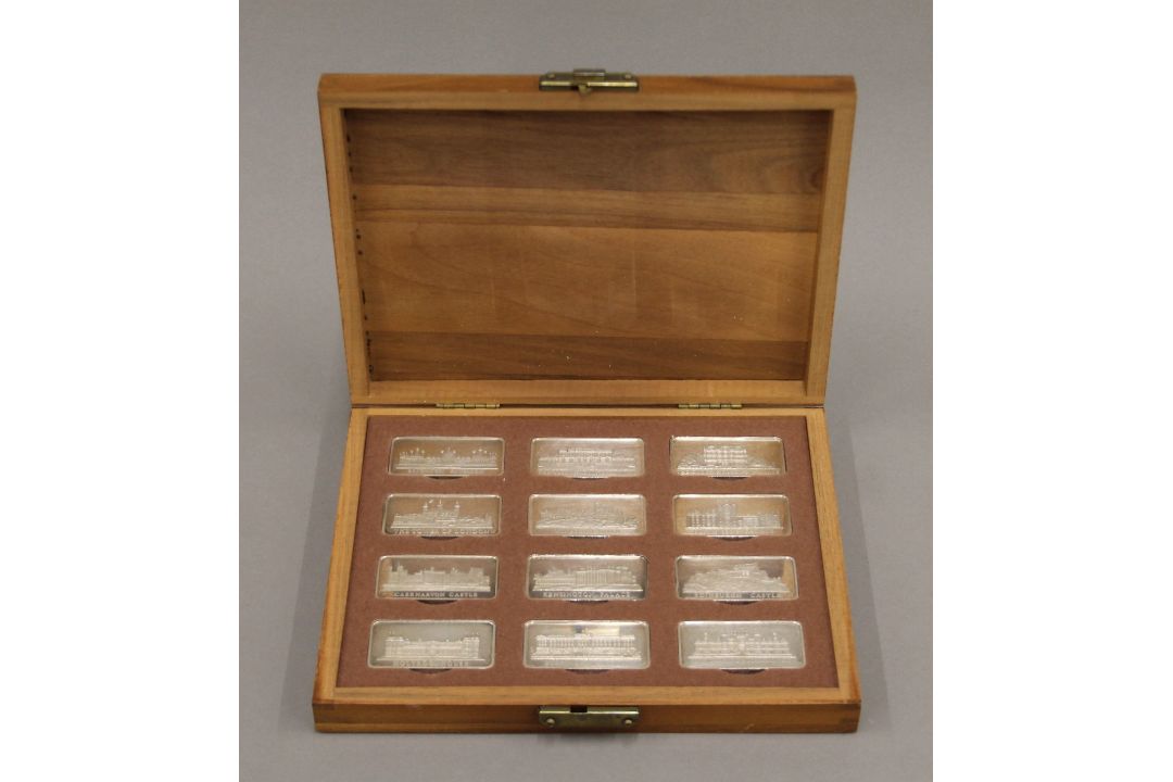 A boxed set of 12 Royal Palaces silver ingots. Each 31.3 grammes. - Image 1 of 5