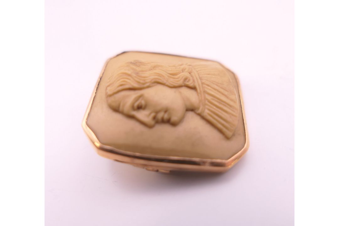 Four antique gold mounted carved stone classical portrait brooches. Three 3.5 cm high, the other 2. - Image 5 of 14