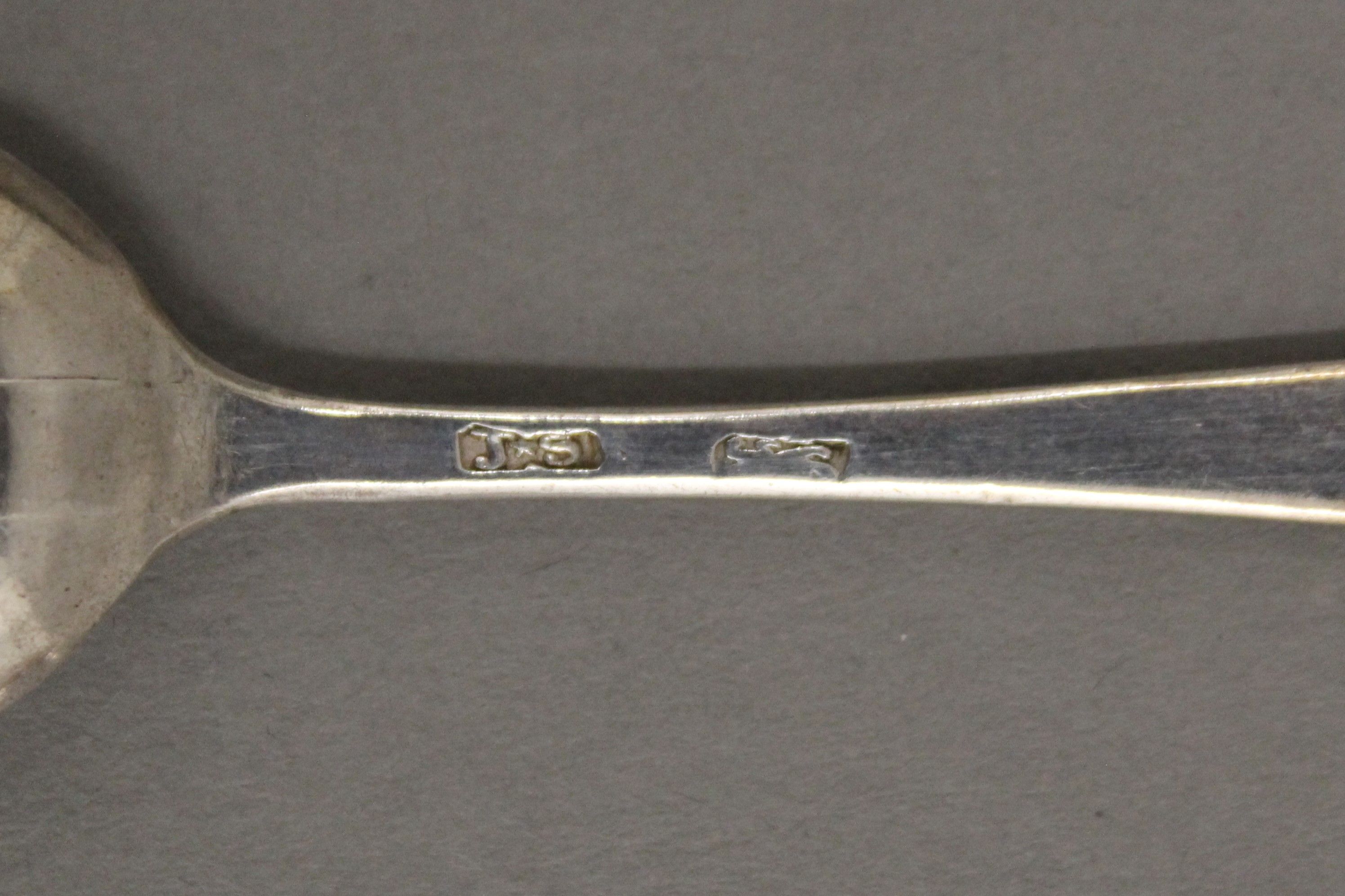A harlequin set of five silver tea/coffee spoons. 60 grammes. - Image 6 of 7