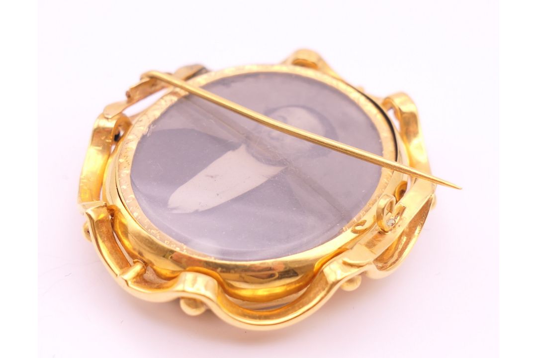 A 19th century unmarked 9 ct gold reversible mourning brooch. 6 cm high. - Image 5 of 5