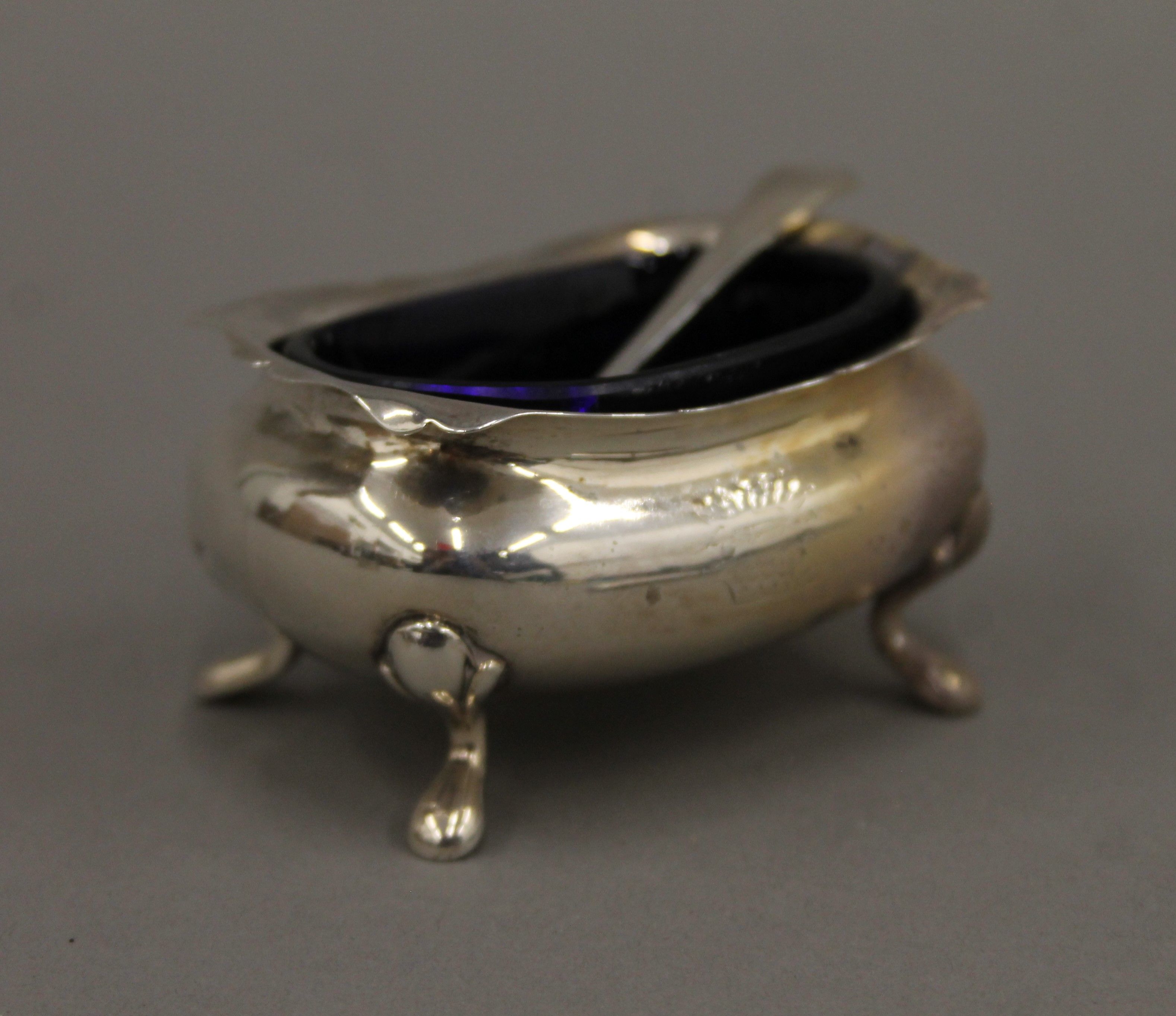 A silver compact, a silver salt and a silver napkin ring. 156.4 grammes. - Image 4 of 11