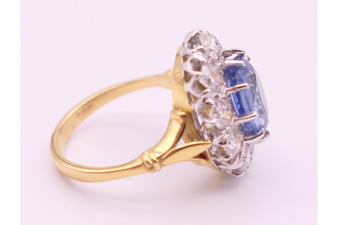 An 18 ct gold and platinum diamond and sapphire ring. - Image 2 of 9