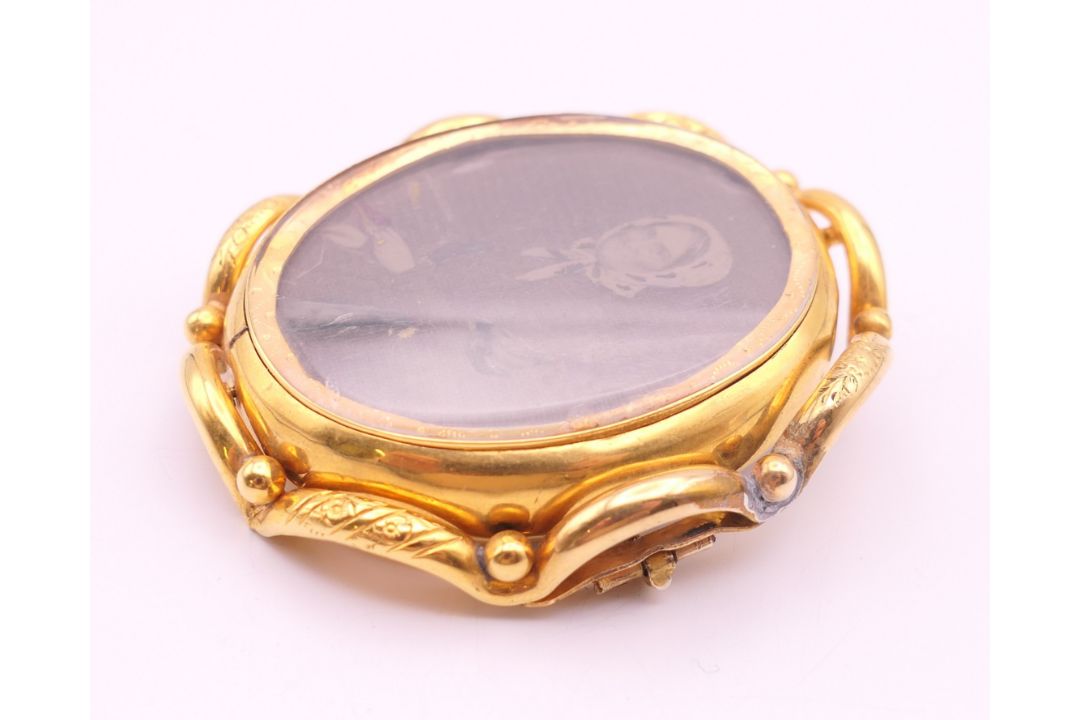 A 19th century unmarked 9 ct gold reversible mourning brooch. 6 cm high. - Image 4 of 5