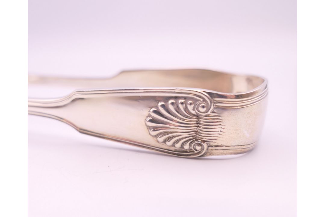 A pair of Kings pattern silver tongs. 14 cm long. 66.4 grammes. - Image 2 of 5