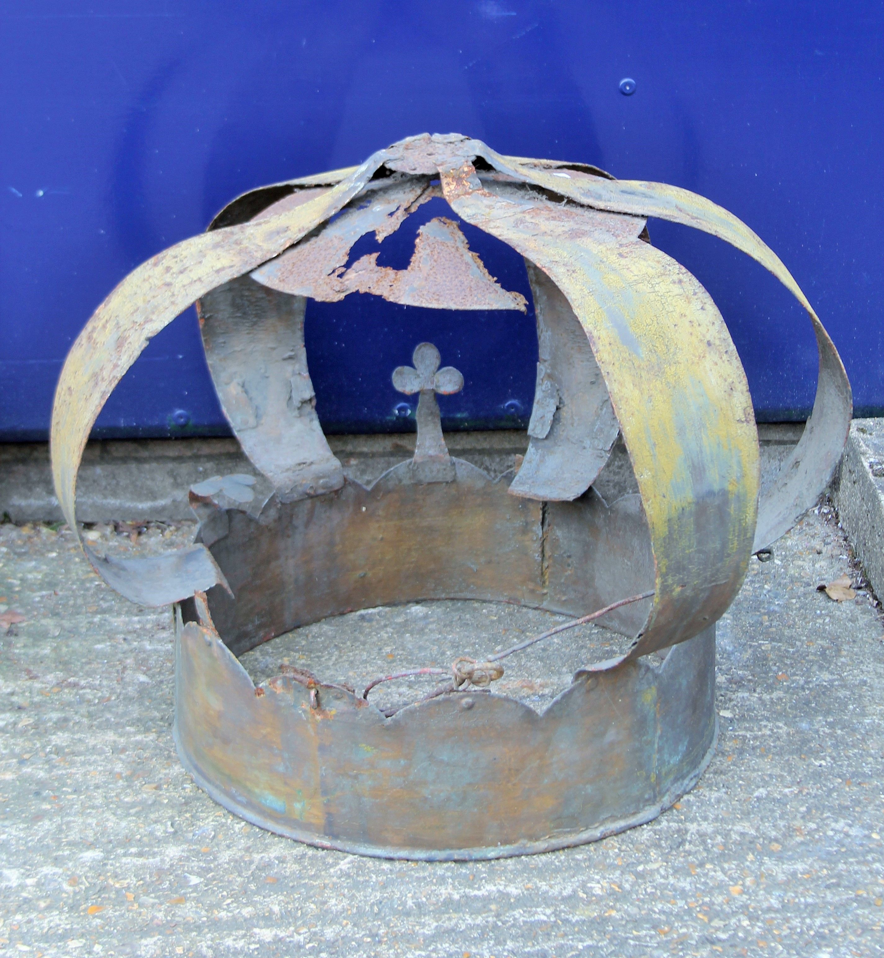 A 19th century hanging shop sign formed as a crown. 53 cm high. - Image 3 of 3