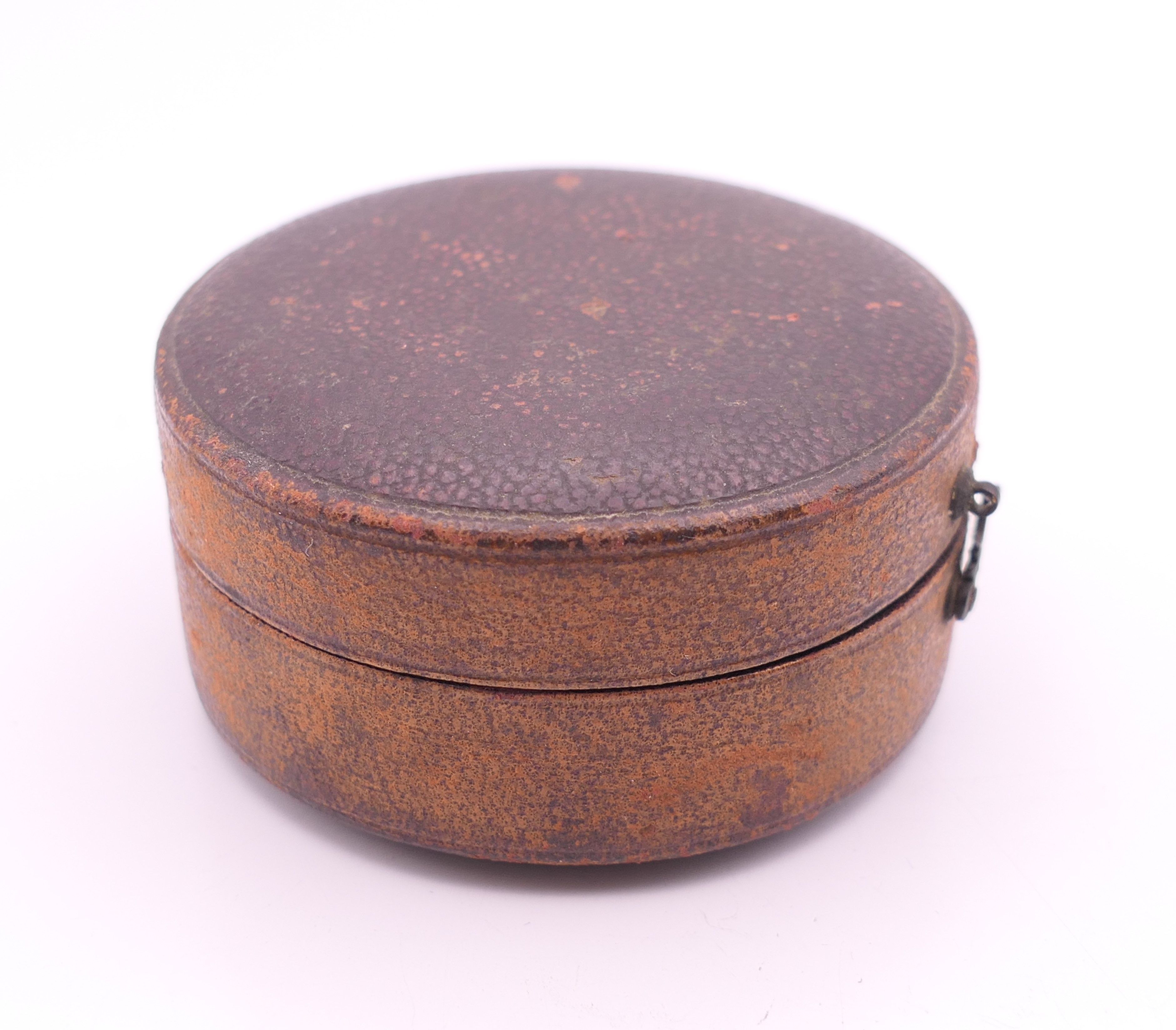A cased pocket clinometer and two snuff boxes. - Image 5 of 7