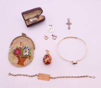 A quantity of vintage jewellery items, etc, including a beaded purse, thimble, bangle.