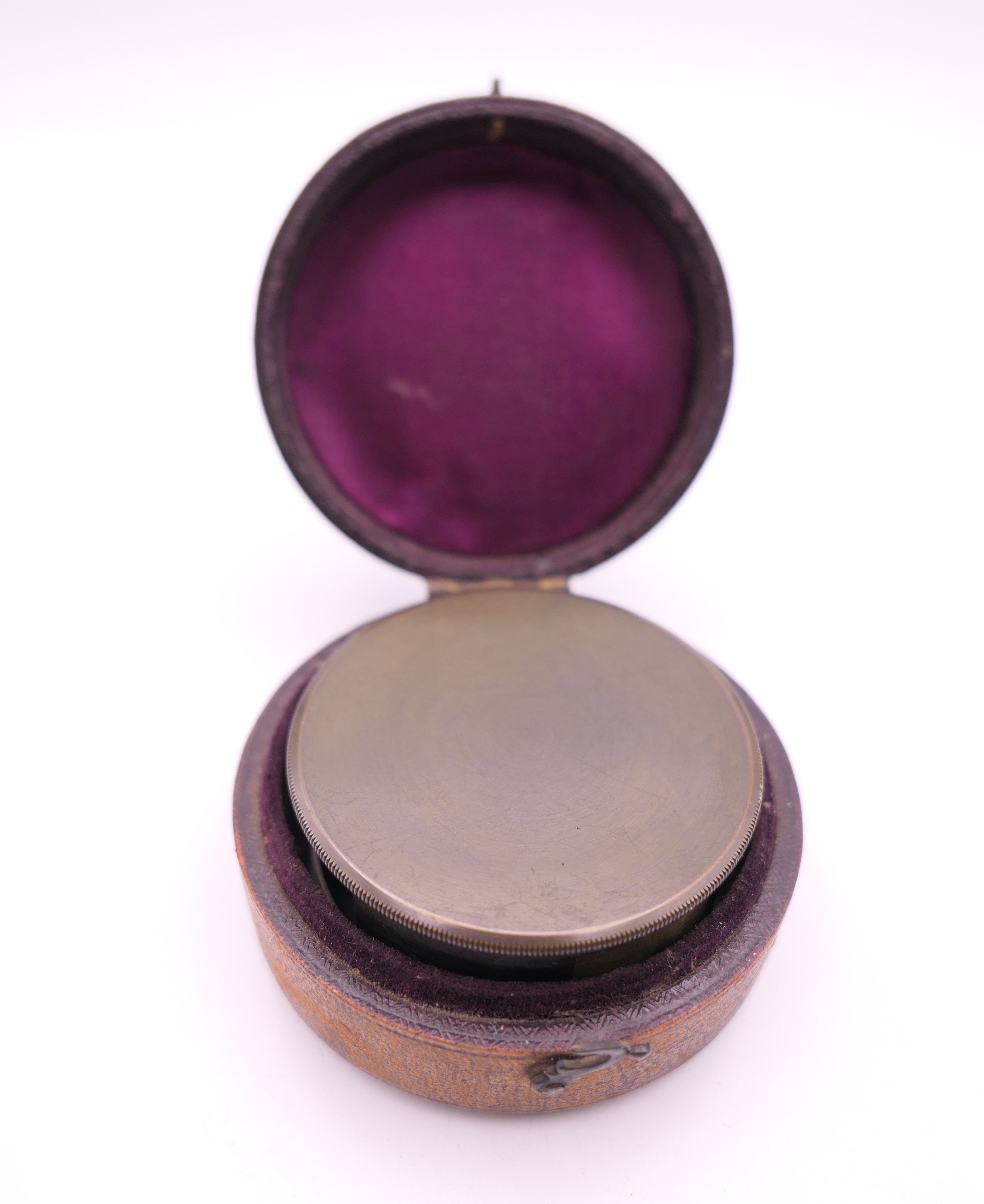 A cased pocket clinometer and two snuff boxes. - Image 2 of 7