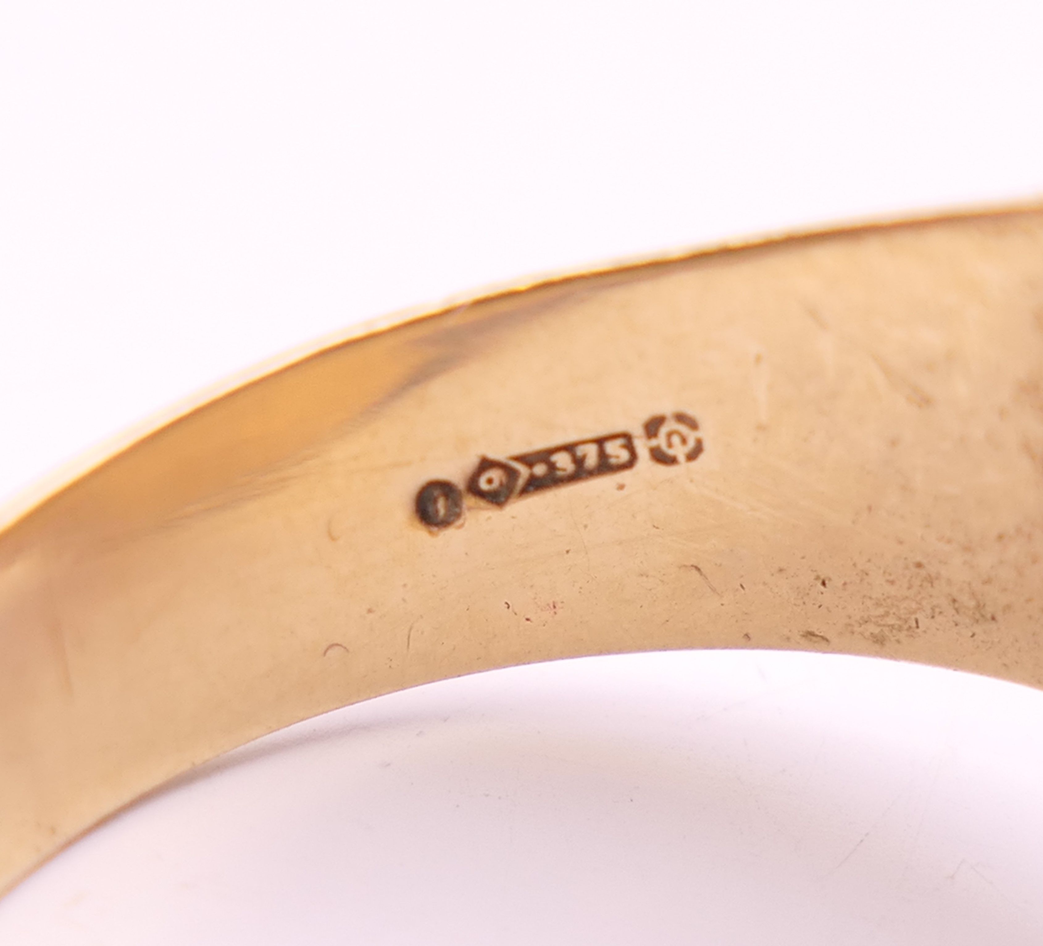 A 9 ct gold gentleman's onyx set ring. Ring size V. 7.4 grammes total weight. - Image 7 of 7