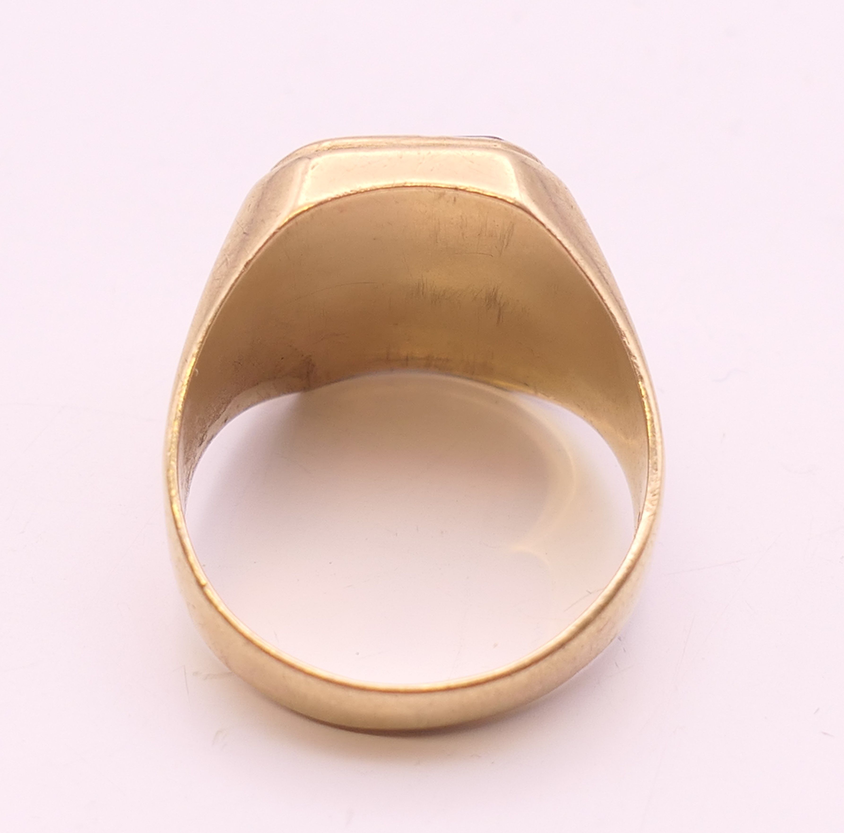 A 9 ct gold gentleman's onyx set ring. Ring size V. 7.4 grammes total weight. - Image 5 of 7