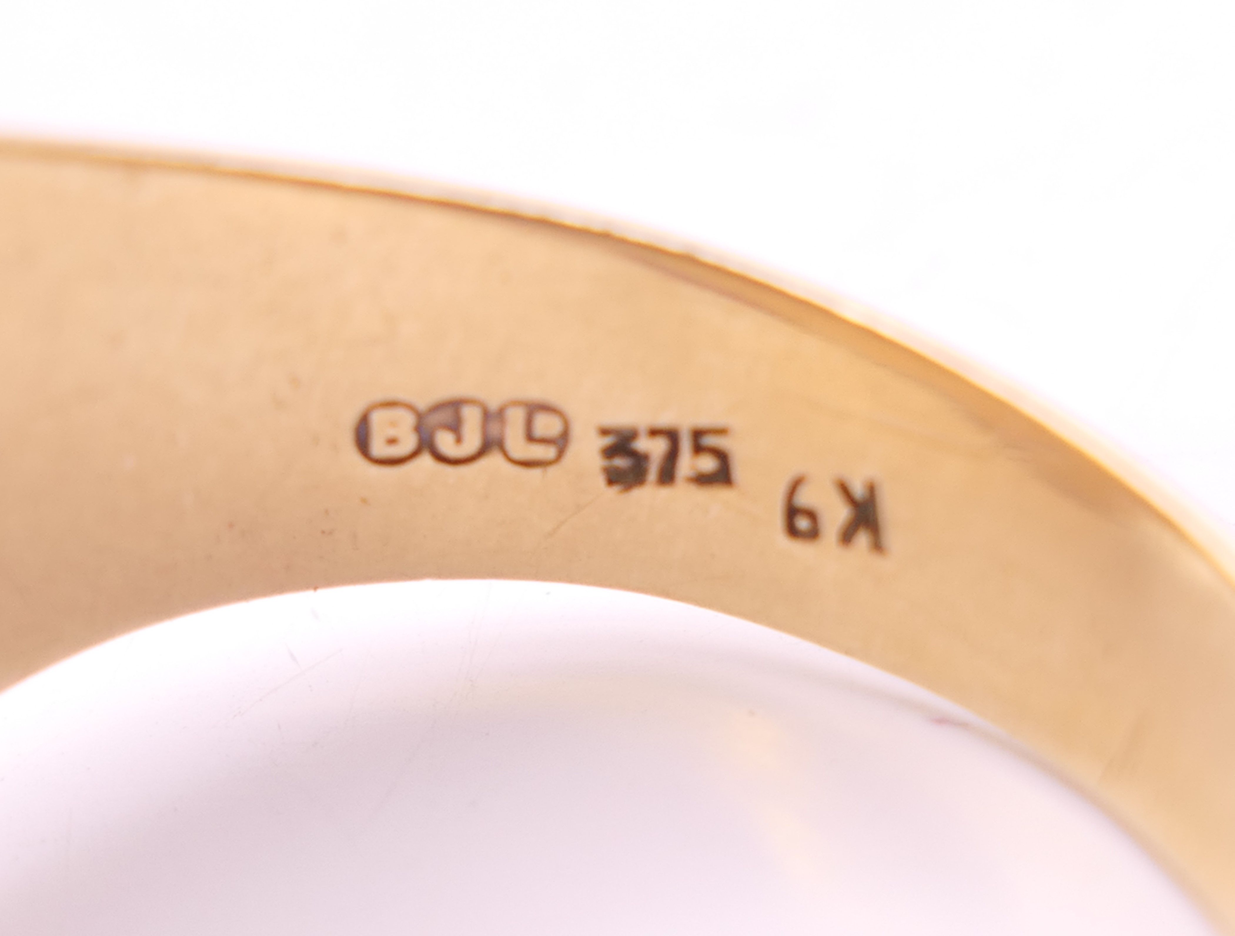 A 9 ct gold gentleman's onyx set ring. Ring size V. 7.4 grammes total weight. - Image 6 of 7