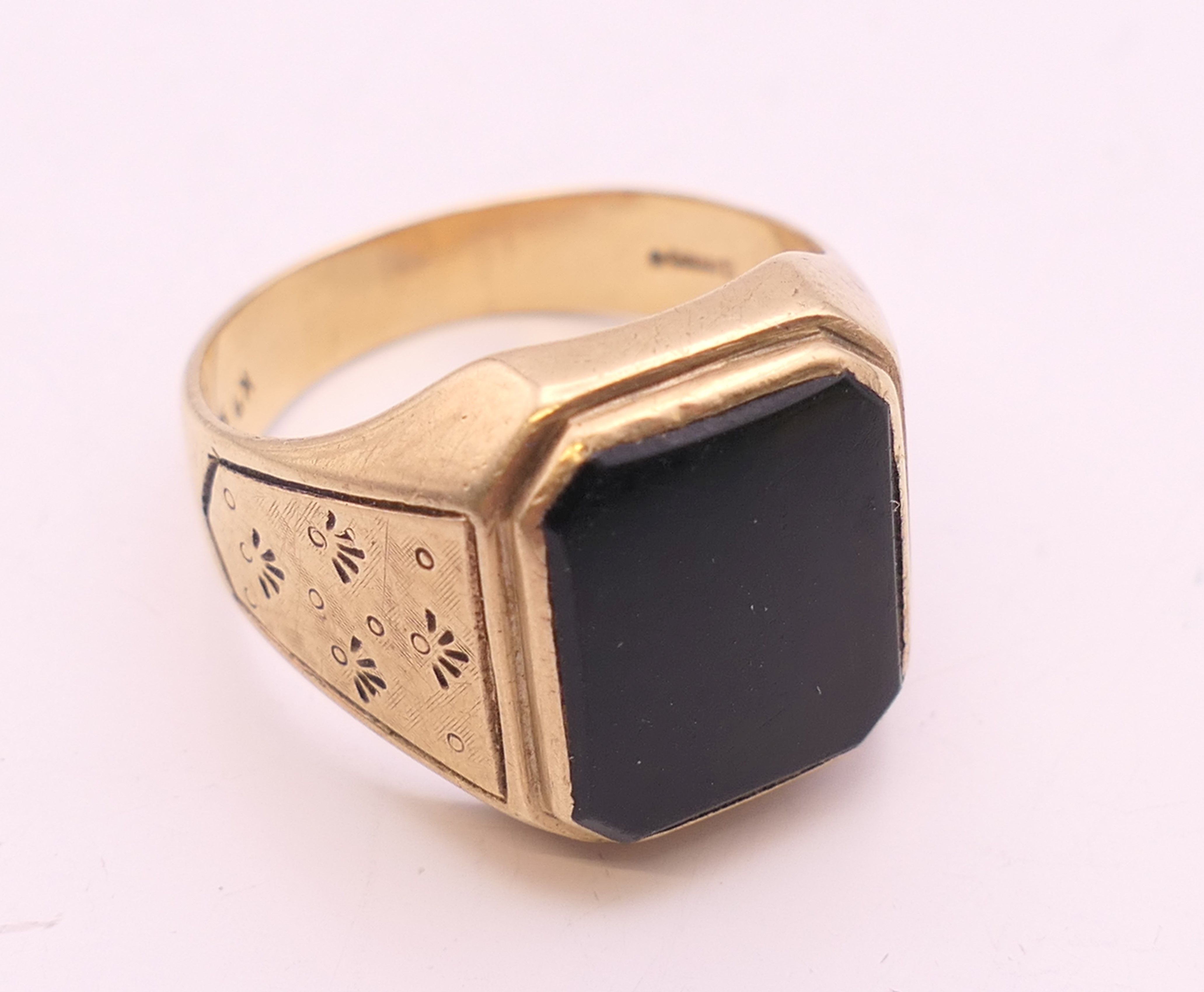 A 9 ct gold gentleman's onyx set ring. Ring size V. 7.4 grammes total weight. - Image 4 of 7