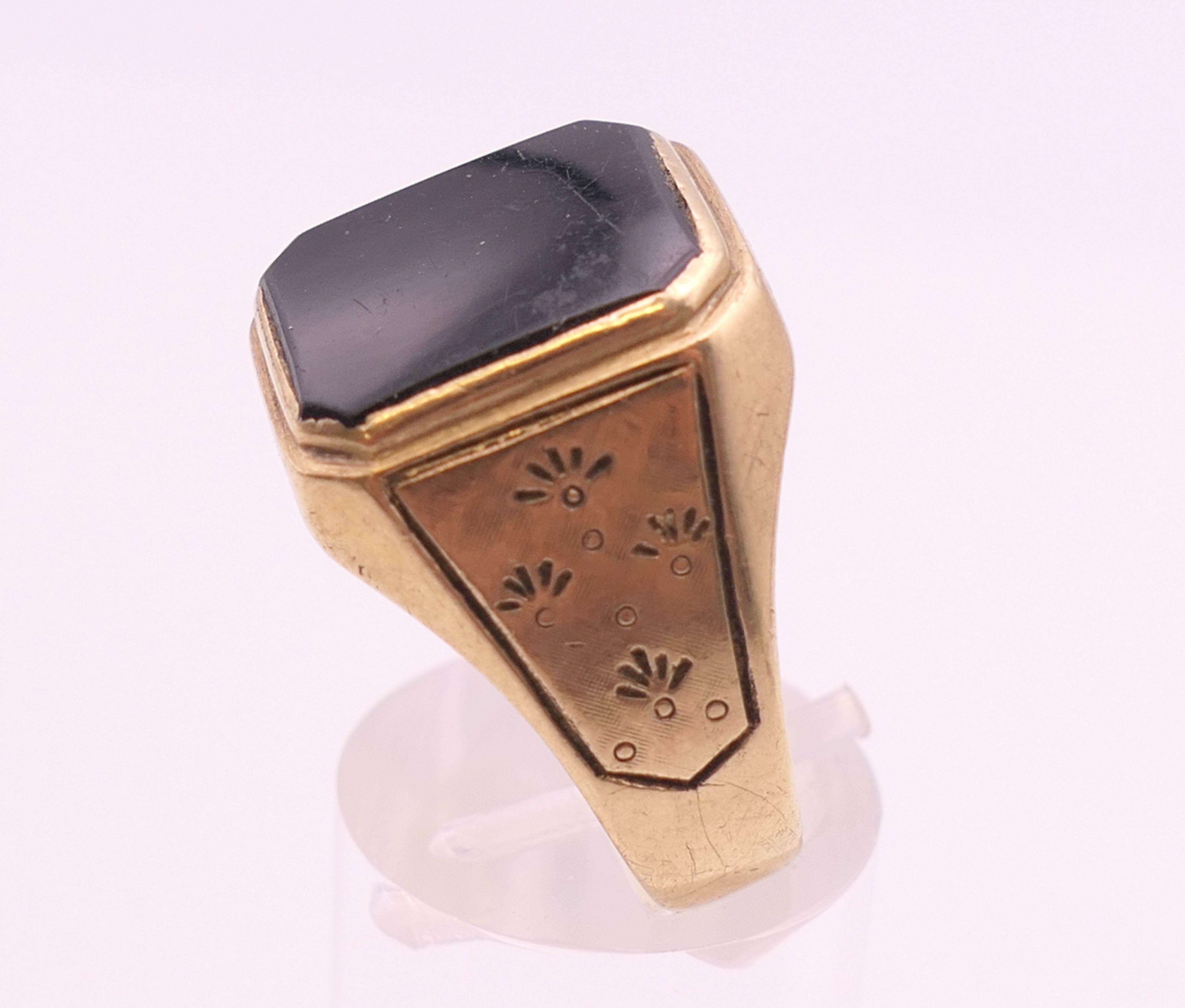 A 9 ct gold gentleman's onyx set ring. Ring size V. 7.4 grammes total weight. - Image 3 of 7