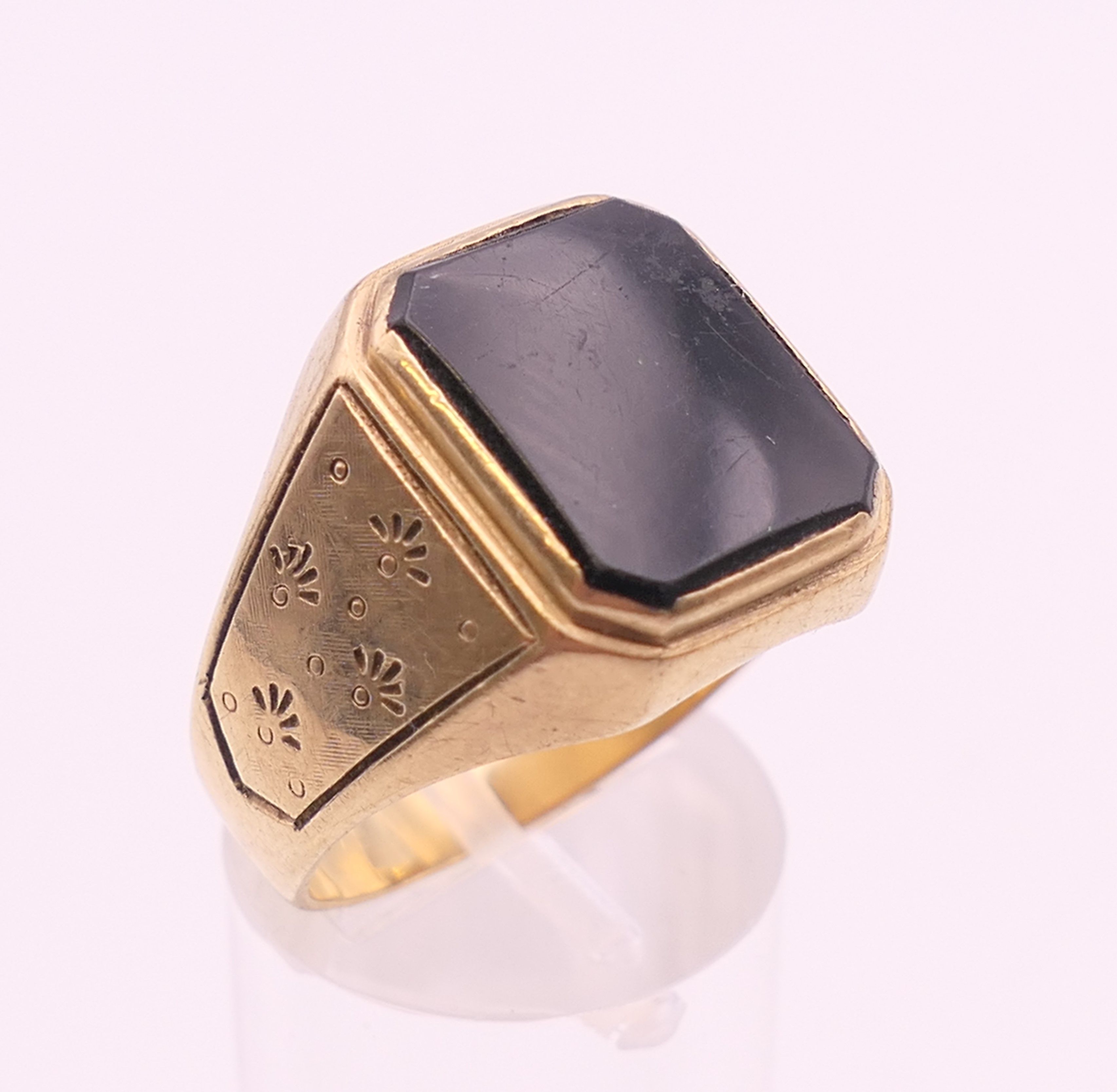 A 9 ct gold gentleman's onyx set ring. Ring size V. 7.4 grammes total weight. - Image 2 of 7