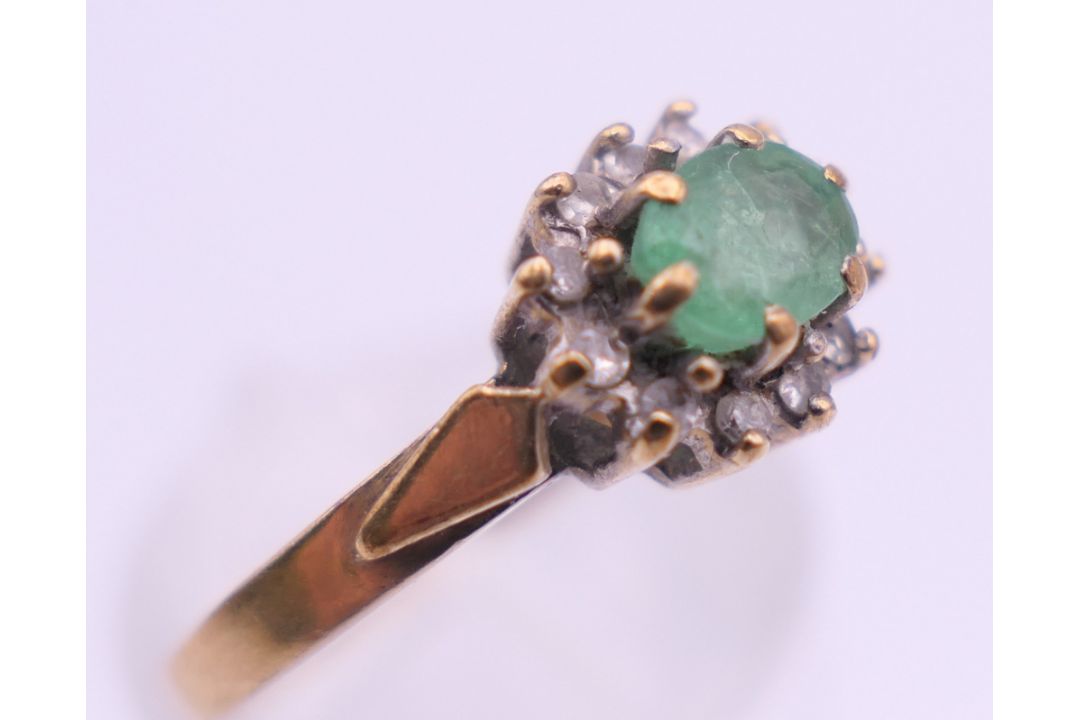 A 9 ct gold single stone emerald ring. Ring size M. 2.1 grammes total weight. - Image 4 of 6