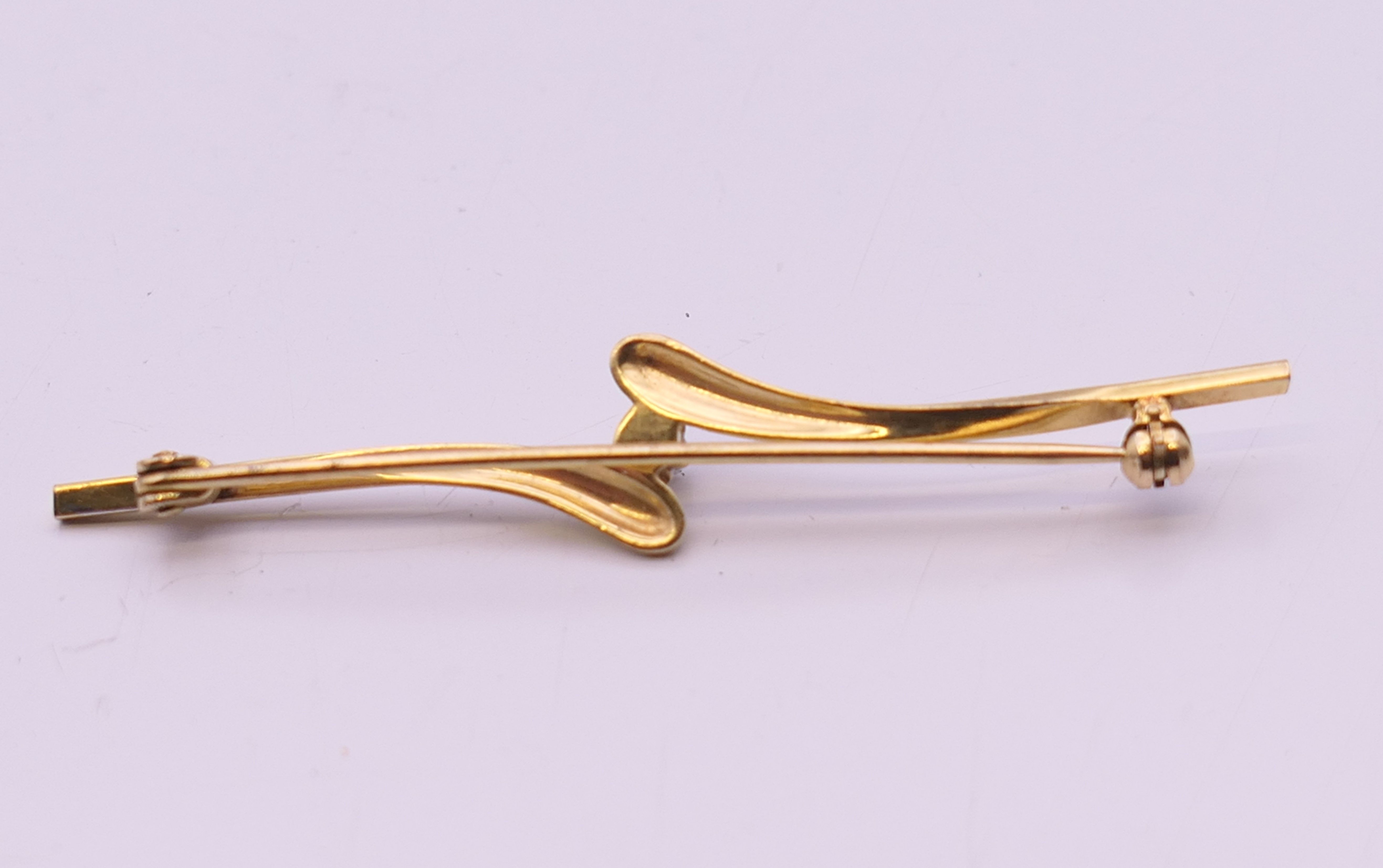 Two 9 ct gold bar brooches. 4.5 cm long and 5.5 cm long. 3.8 grammes total weight. - Image 9 of 9