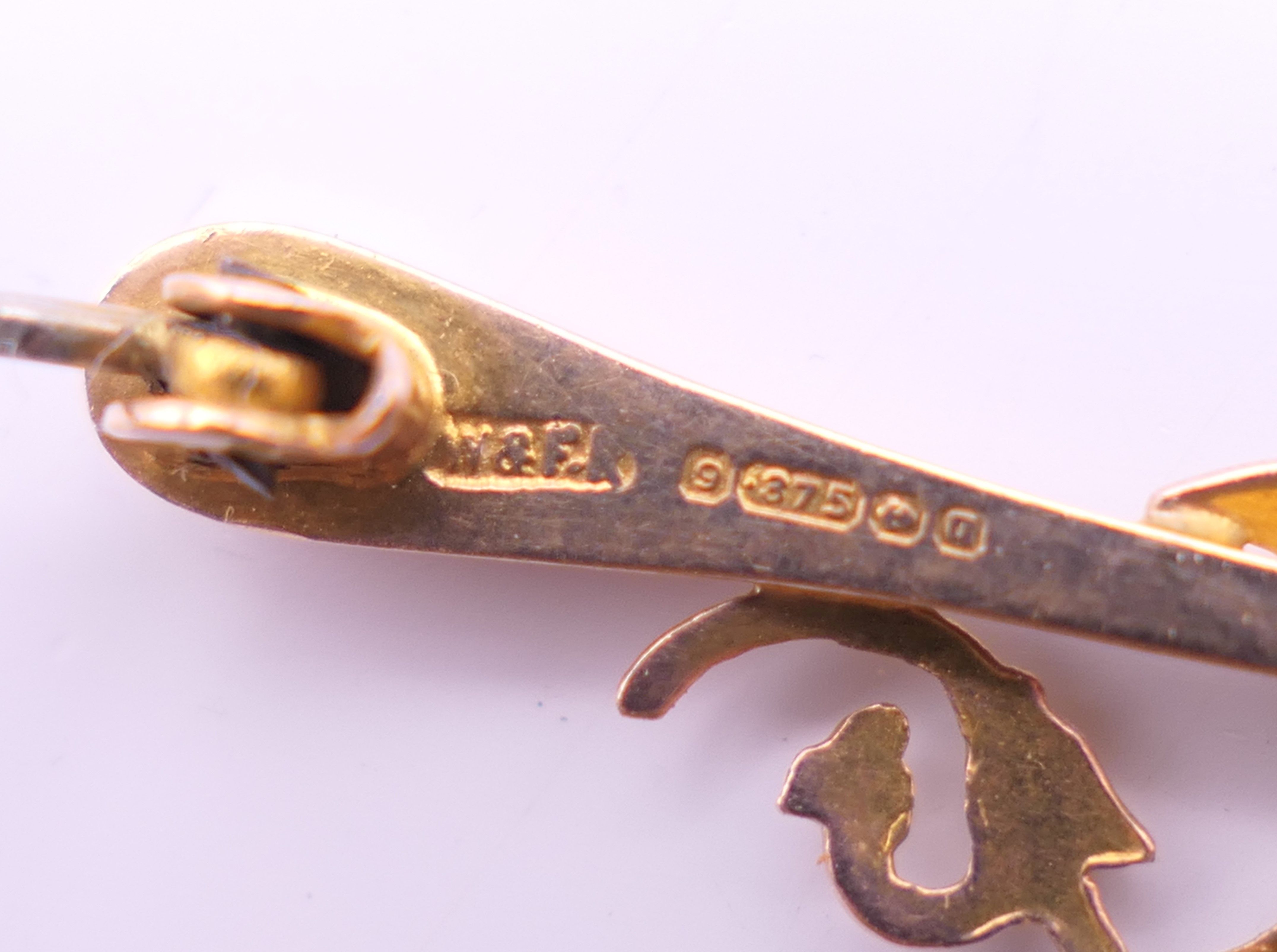 Two 9 ct gold bar brooches. 4.5 cm long and 5.5 cm long. 3.8 grammes total weight. - Image 4 of 9