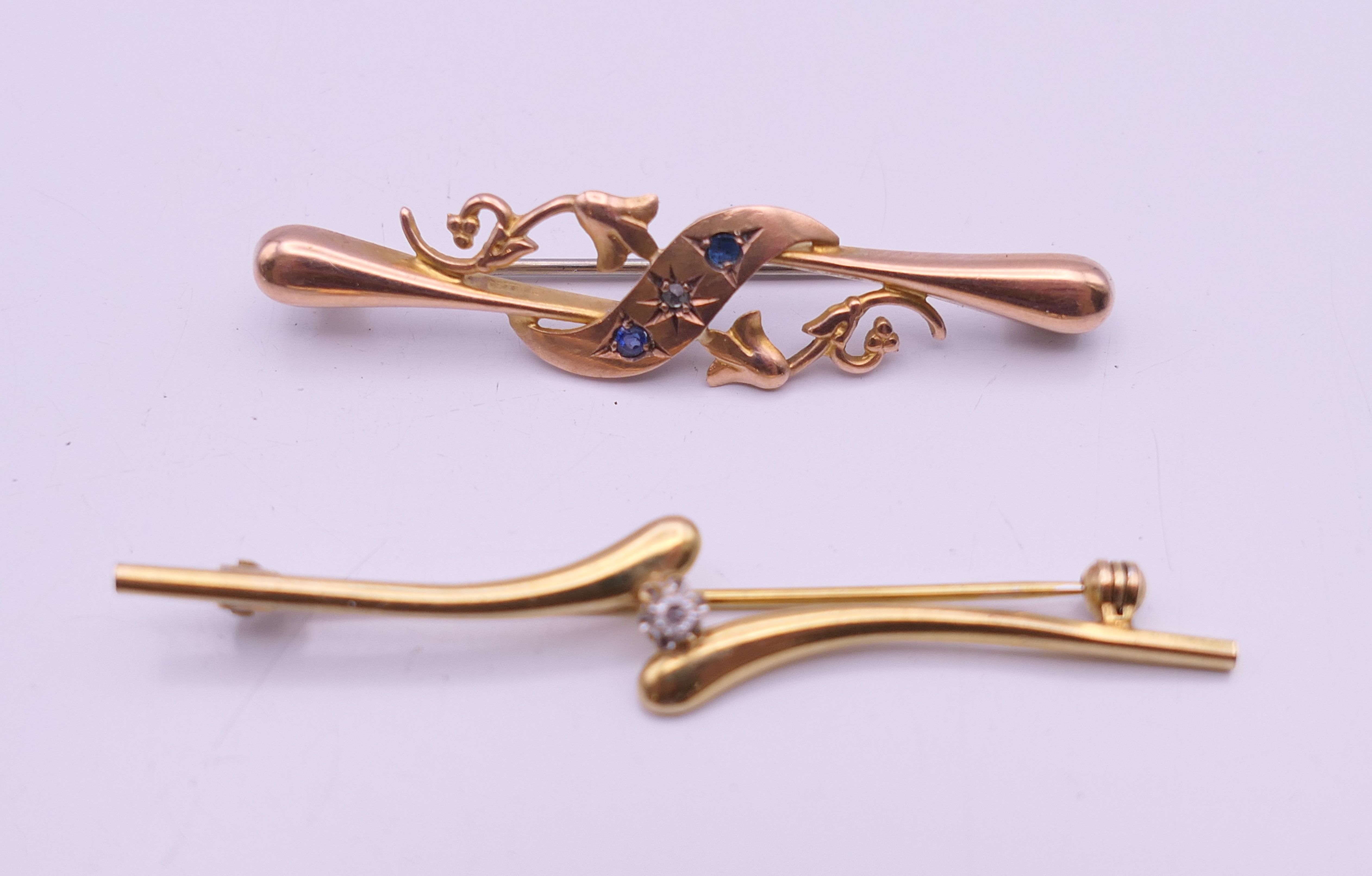 Two 9 ct gold bar brooches. 4.5 cm long and 5.5 cm long. 3.8 grammes total weight.