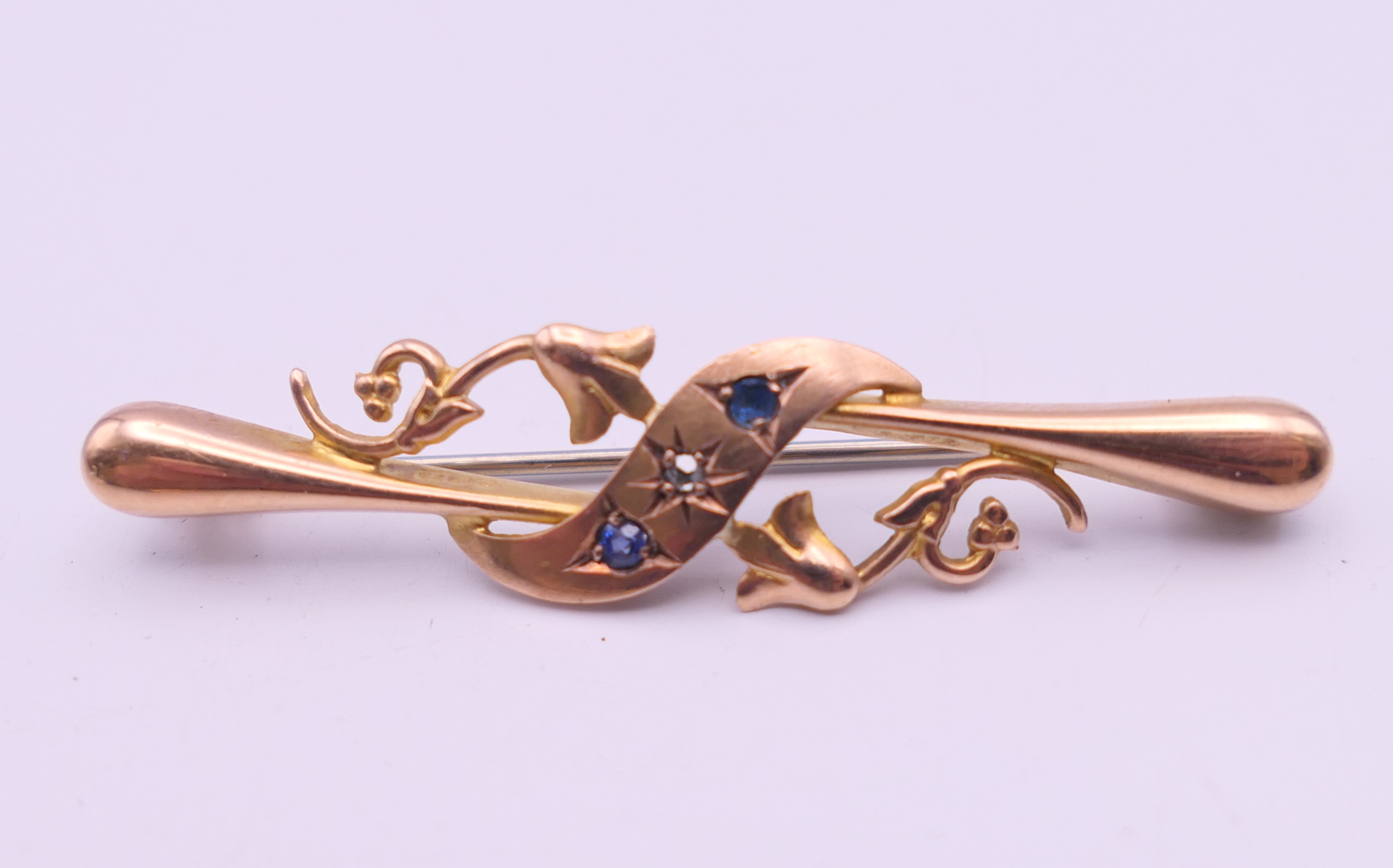 Two 9 ct gold bar brooches. 4.5 cm long and 5.5 cm long. 3.8 grammes total weight. - Image 2 of 9