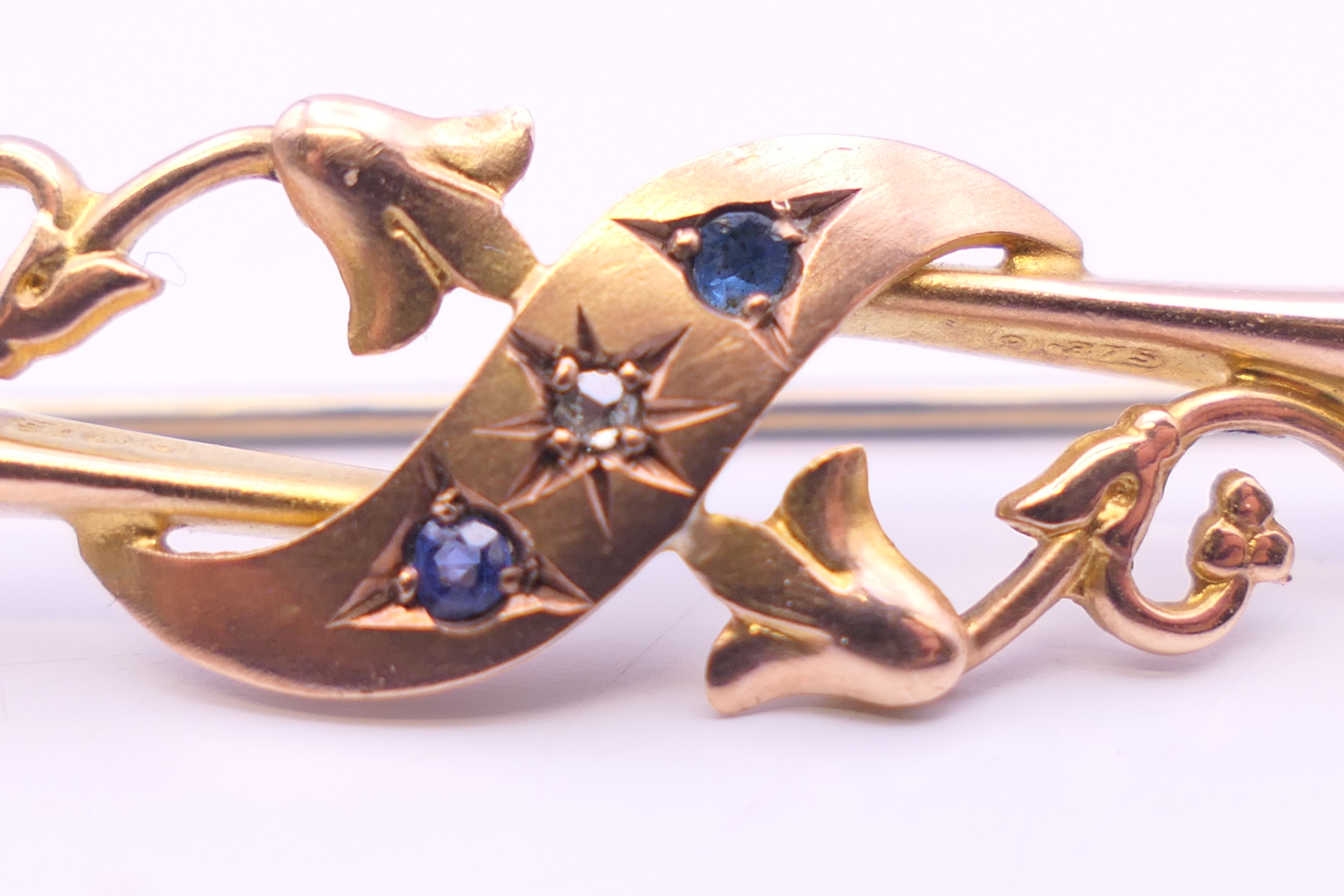 Two 9 ct gold bar brooches. 4.5 cm long and 5.5 cm long. 3.8 grammes total weight. - Image 6 of 9
