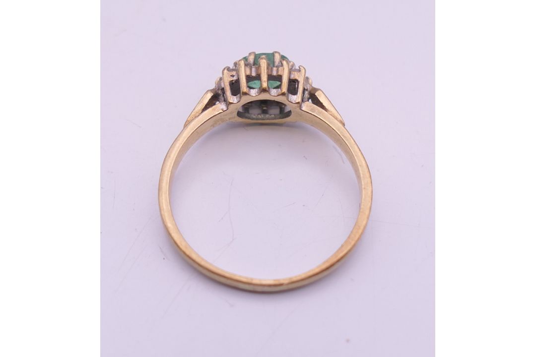 A 9 ct gold single stone emerald ring. Ring size M. 2.1 grammes total weight. - Image 5 of 6