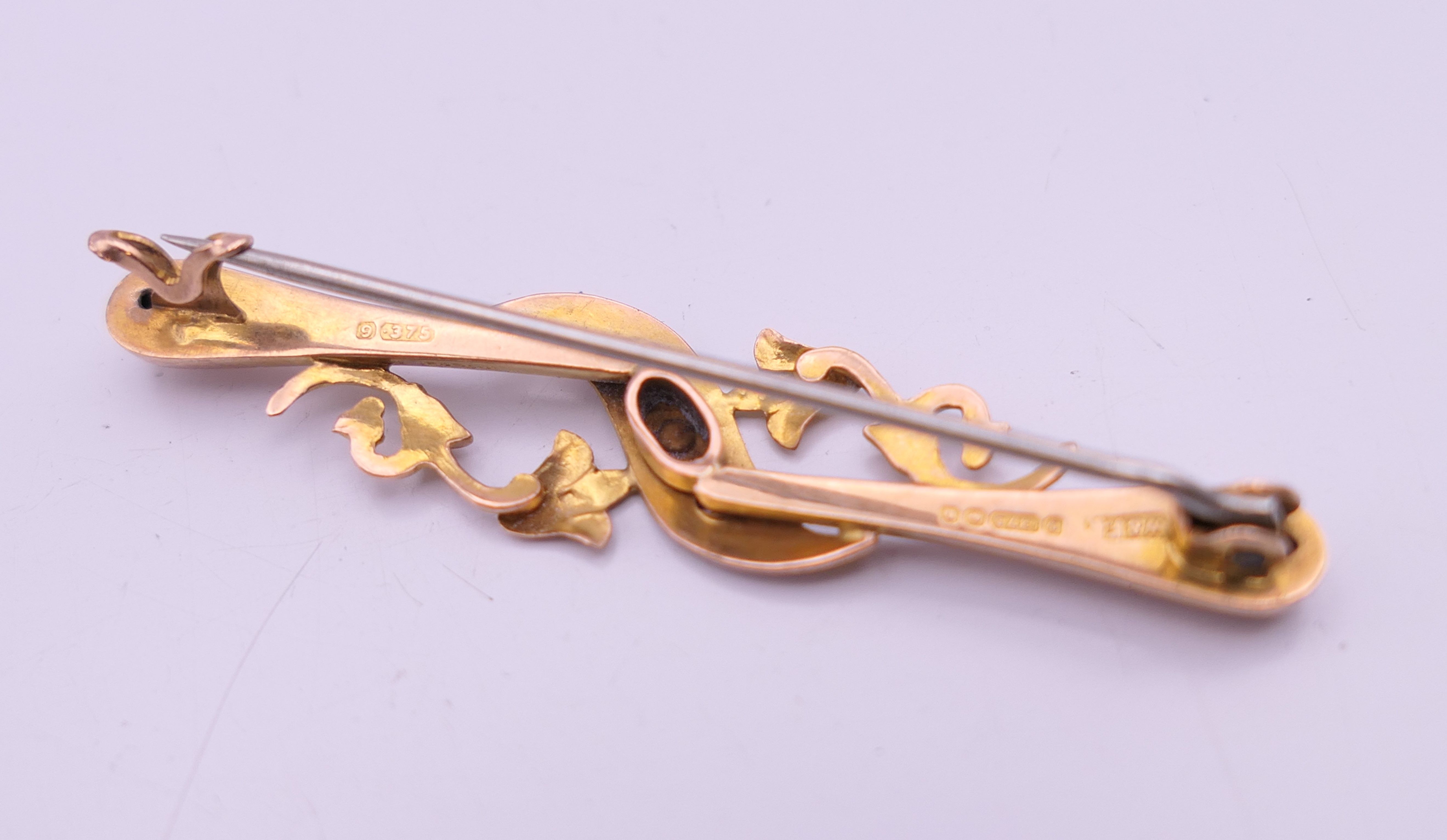 Two 9 ct gold bar brooches. 4.5 cm long and 5.5 cm long. 3.8 grammes total weight. - Image 3 of 9