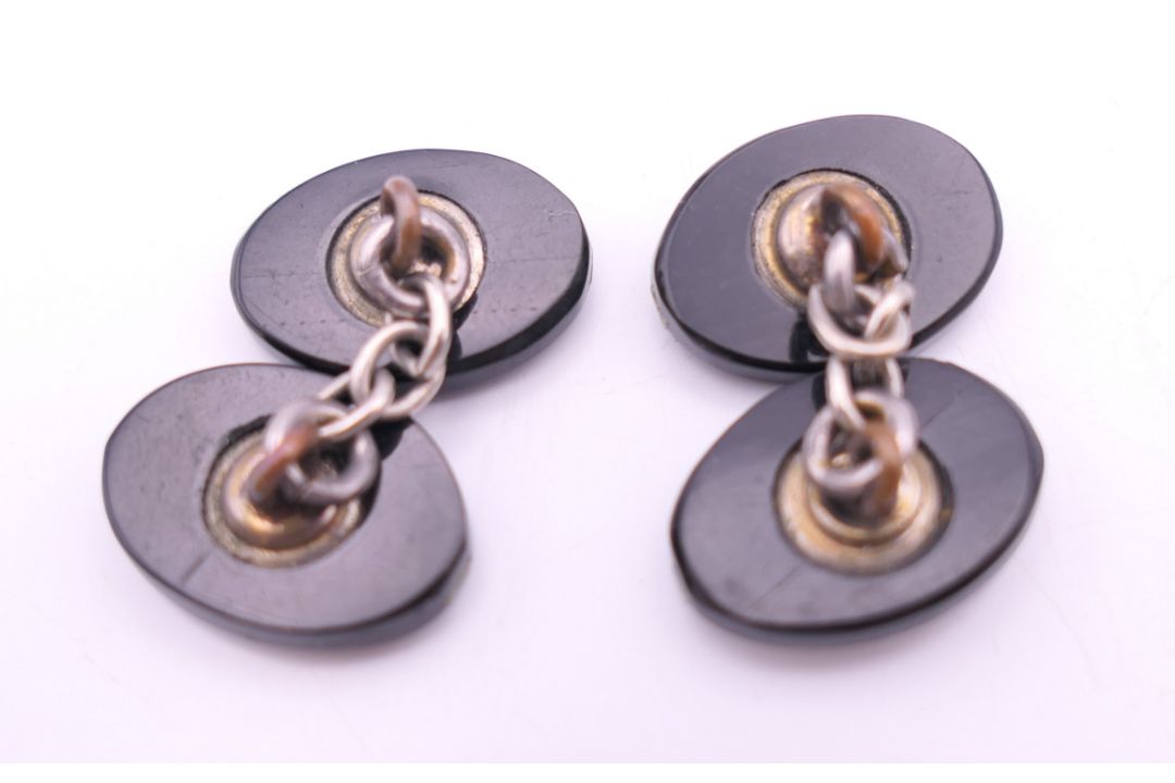 A pair of oval shaped cufflinks. 1.5 x 1 cm. - Image 2 of 2