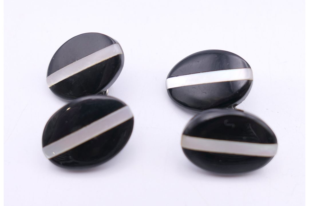 A pair of oval shaped cufflinks. 1.5 x 1 cm. - Image 1 of 2