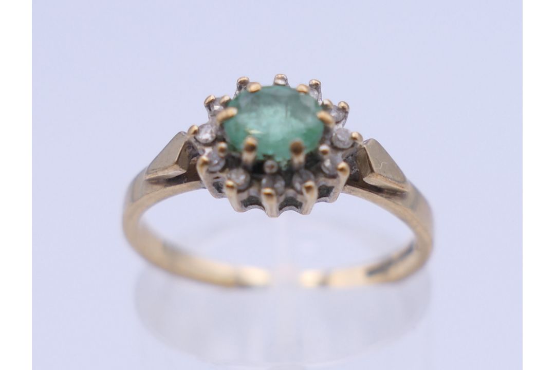 A 9 ct gold single stone emerald ring. Ring size M. 2.1 grammes total weight. - Image 2 of 6