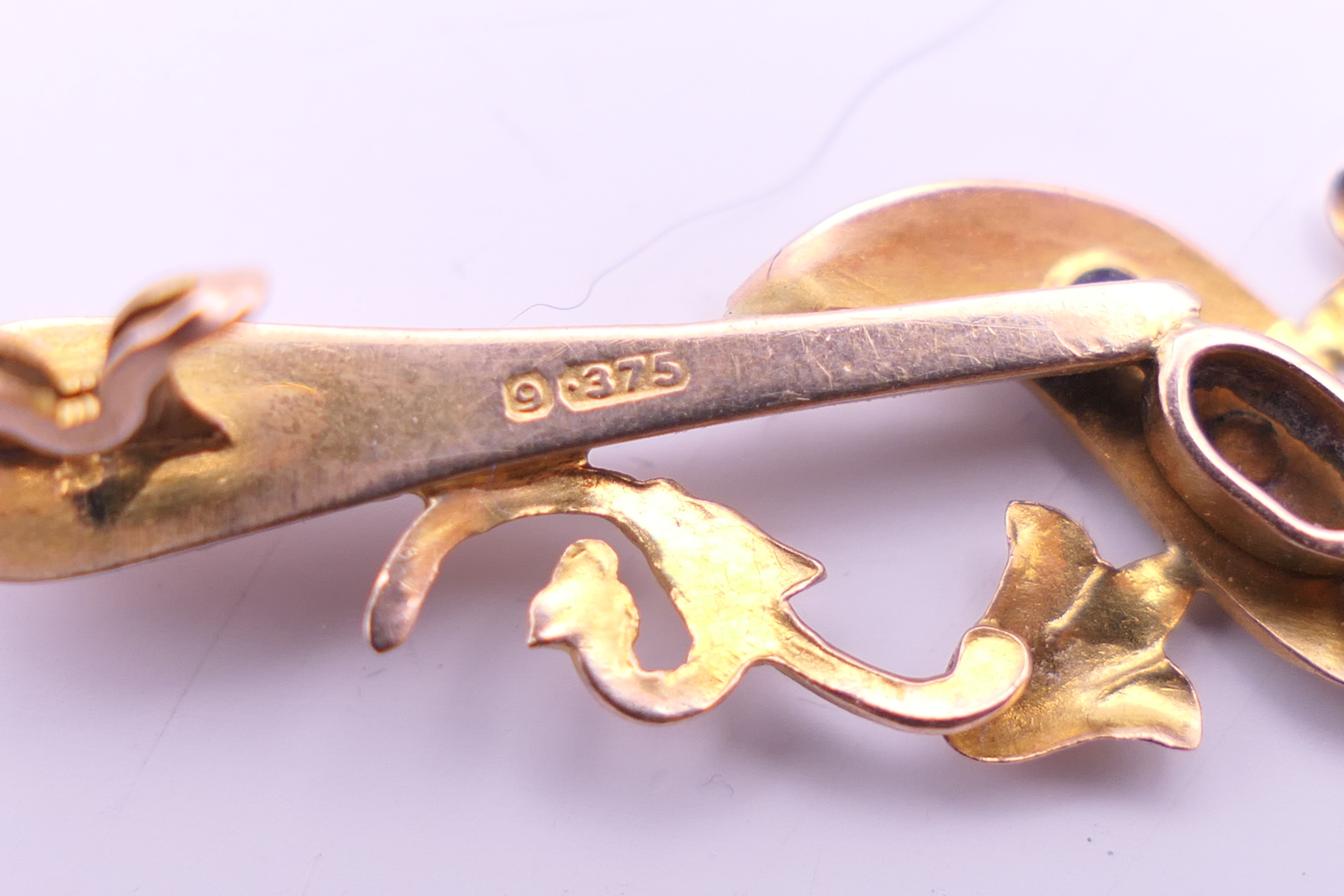 Two 9 ct gold bar brooches. 4.5 cm long and 5.5 cm long. 3.8 grammes total weight. - Image 5 of 9