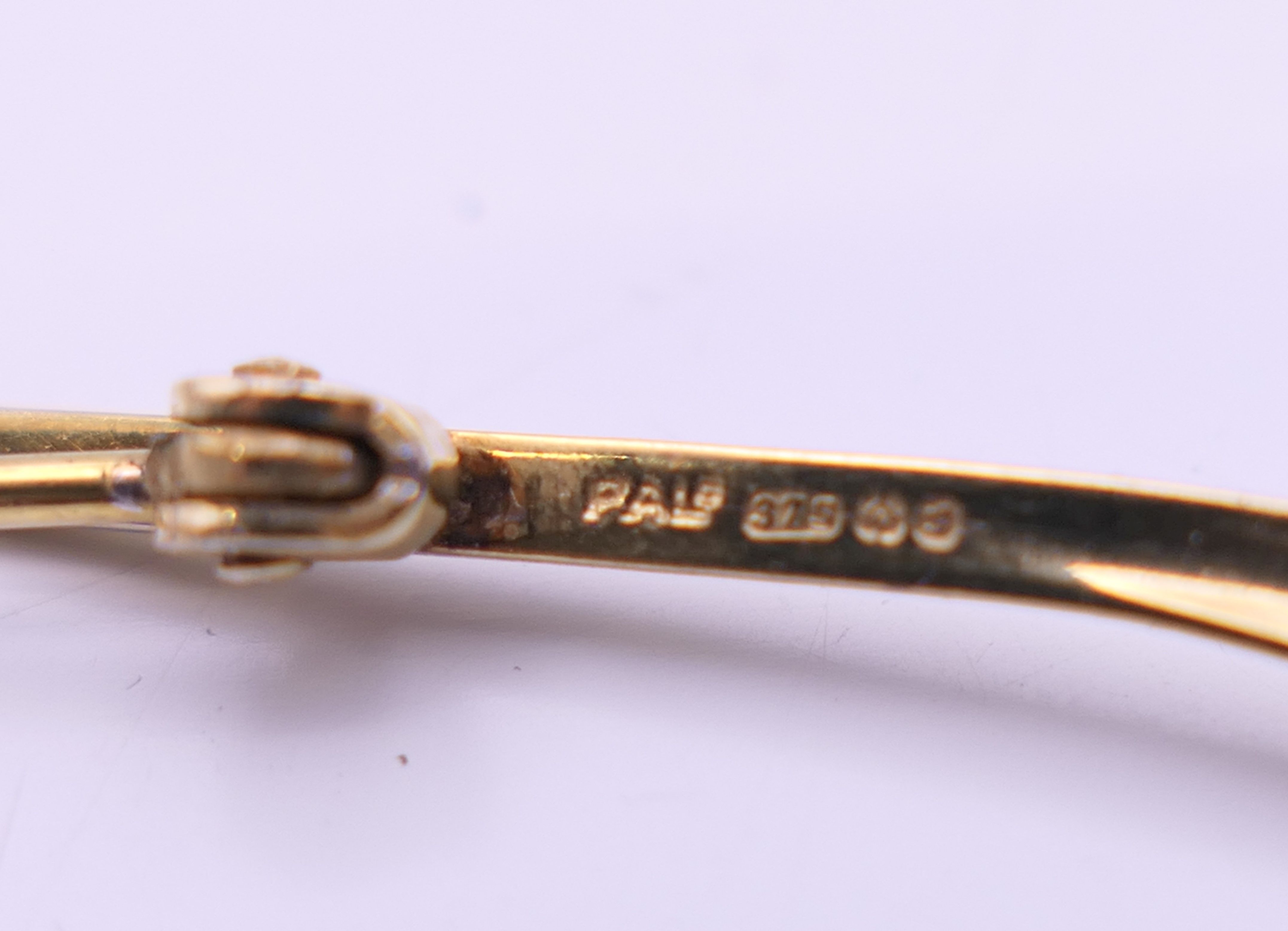 Two 9 ct gold bar brooches. 4.5 cm long and 5.5 cm long. 3.8 grammes total weight. - Image 8 of 9