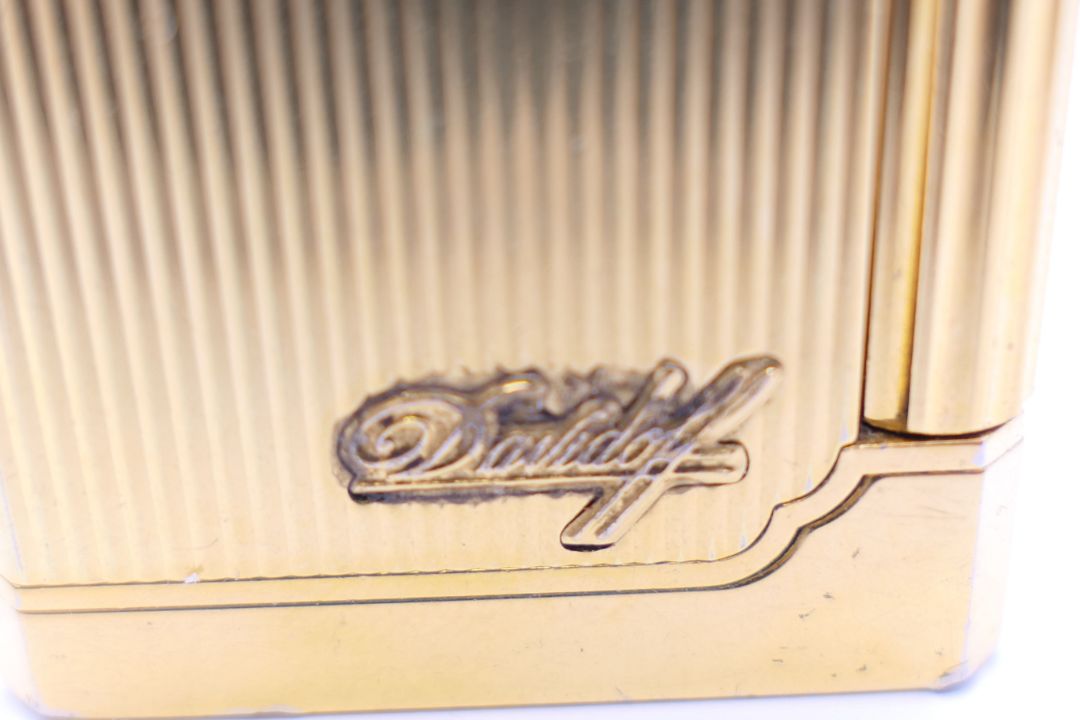 A Dunhill lighter and a Davidoff lighter. The former 6.5 cm high. - Image 4 of 9