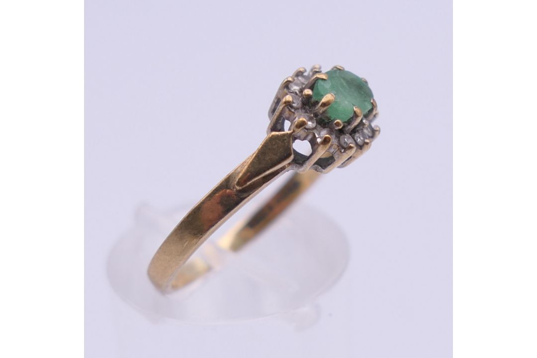 A 9 ct gold single stone emerald ring. Ring size M. 2.1 grammes total weight. - Image 3 of 6