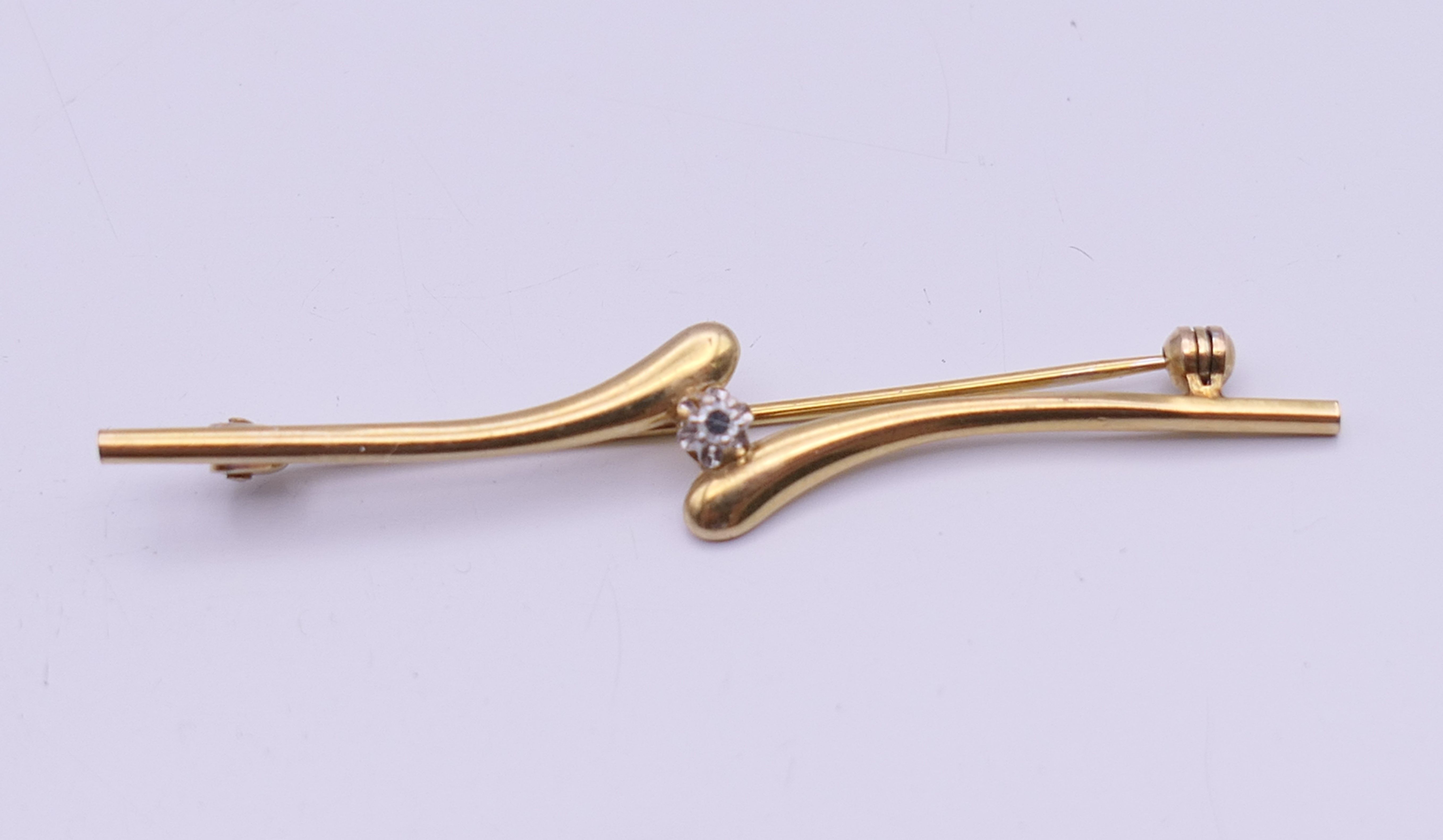 Two 9 ct gold bar brooches. 4.5 cm long and 5.5 cm long. 3.8 grammes total weight. - Image 7 of 9