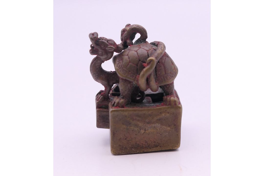 A small bronze double seal formed as tortoise and dragon. 3 cm high. - Image 1 of 4