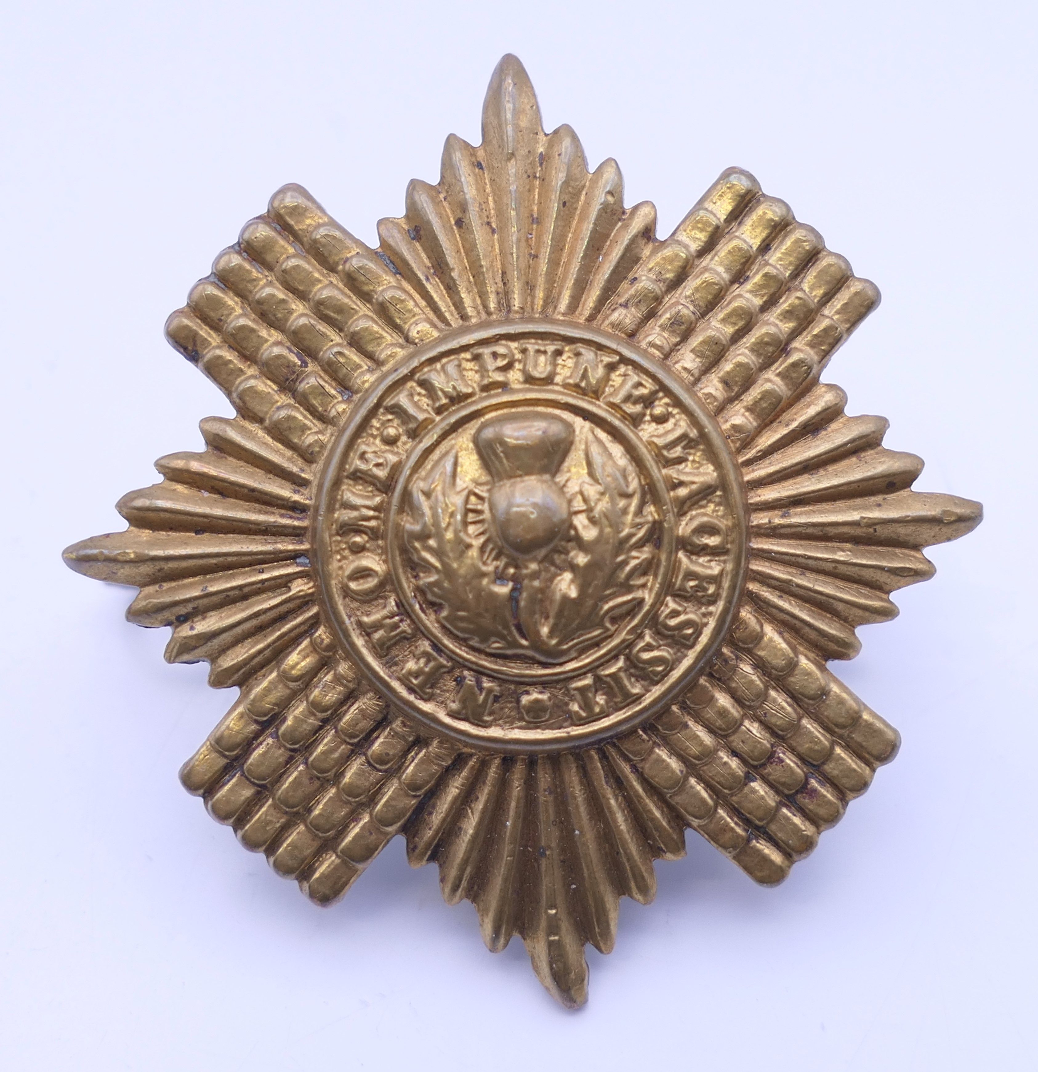 A military cap badge. 4.25 cm diameter.
